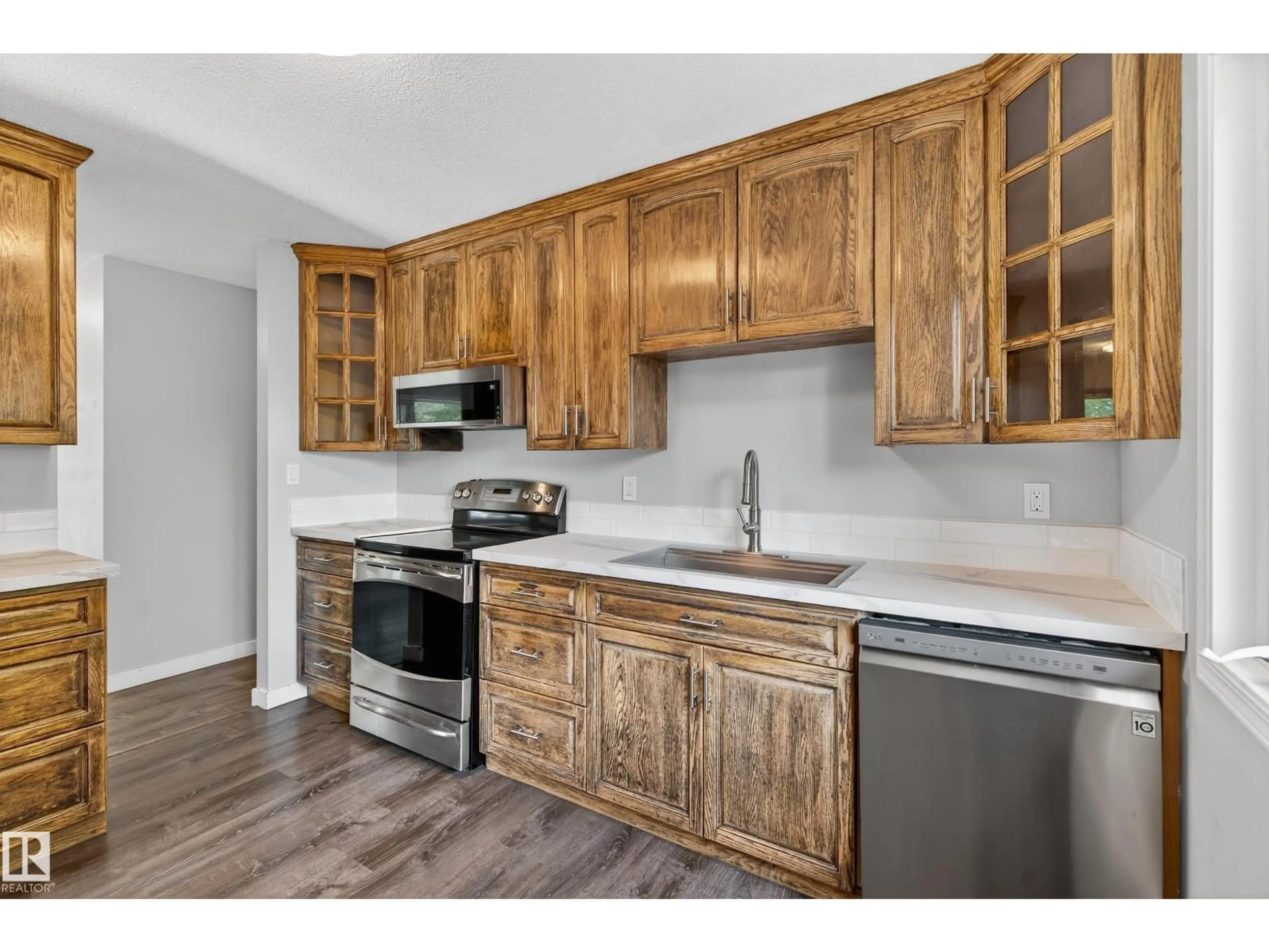 Standard kitchen, wood/laminate floor for 8937 92 AV, Fort Saskatchewan Alberta T8L1A3