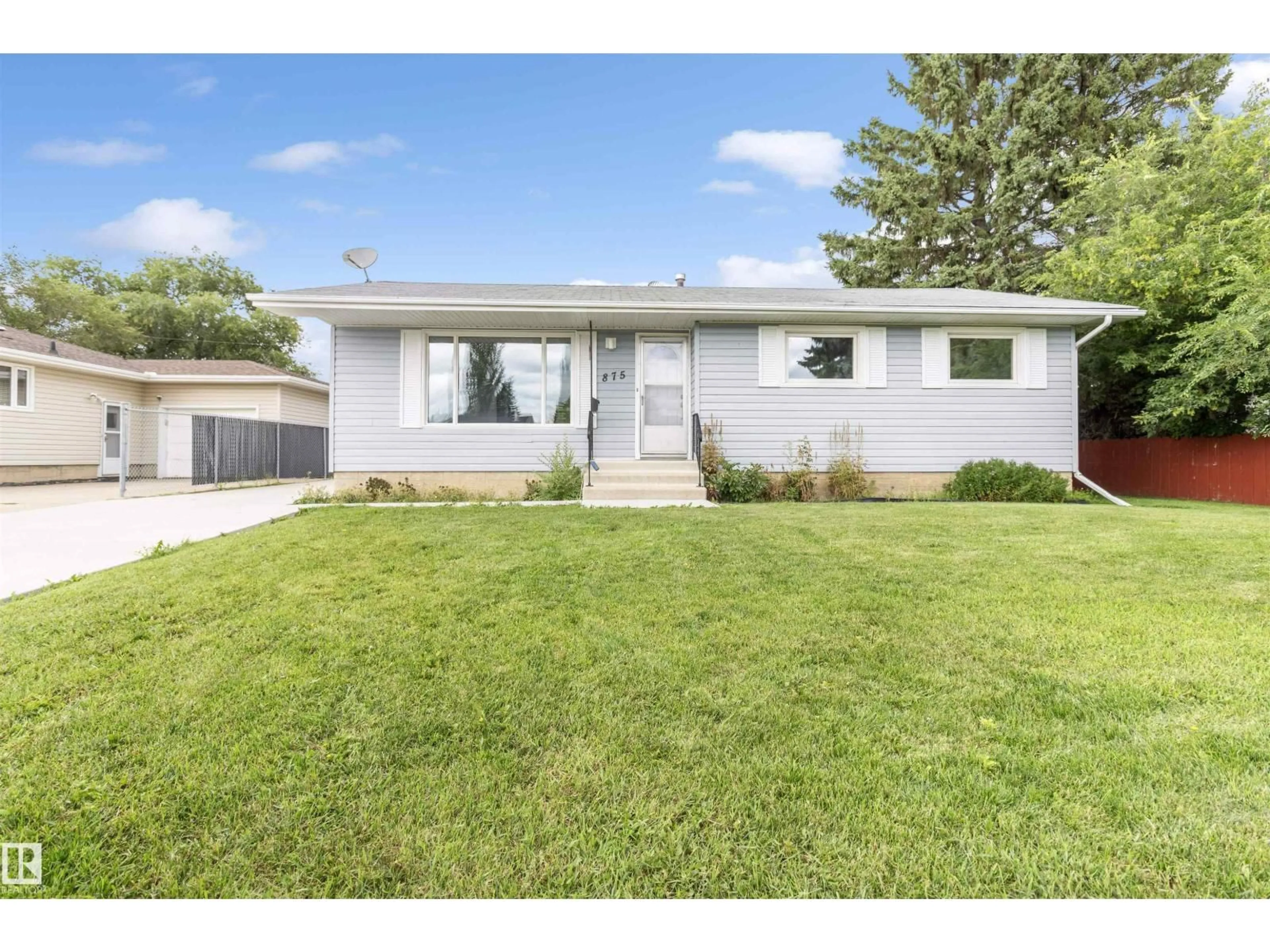 Home with vinyl exterior material, street for 875 JUNIPER AV, Sherwood Park Alberta T8A2C8