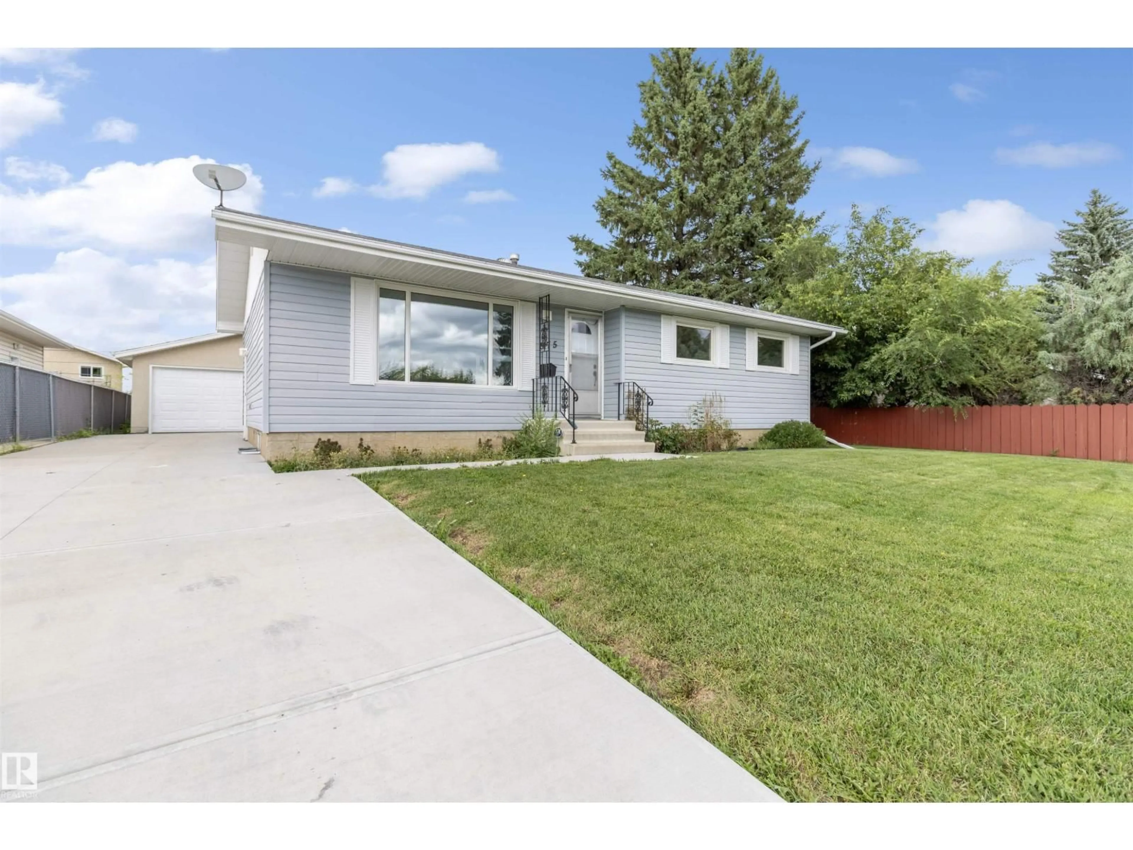 Home with vinyl exterior material, street for 875 JUNIPER AV, Sherwood Park Alberta T8A2C8