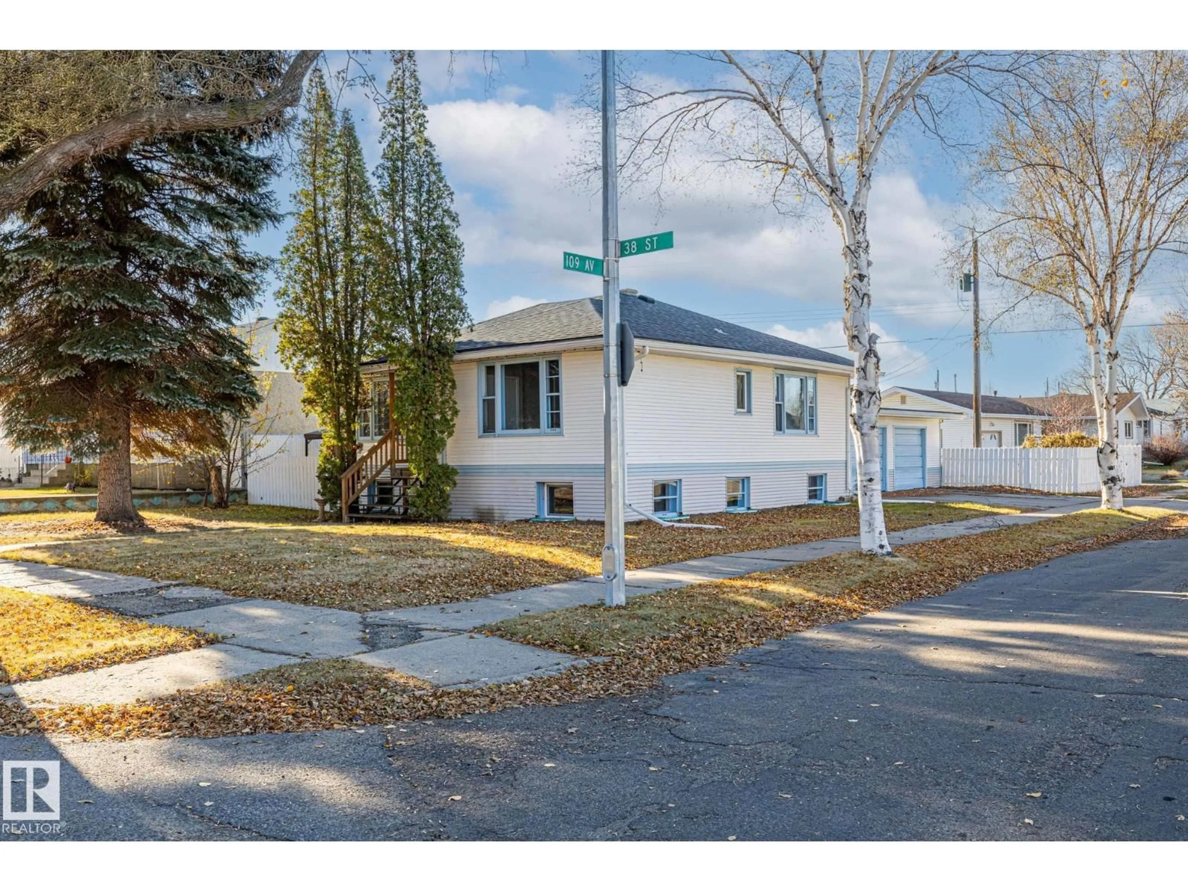 Unknown for 10818 38 ST, Edmonton Alberta T5W2E4