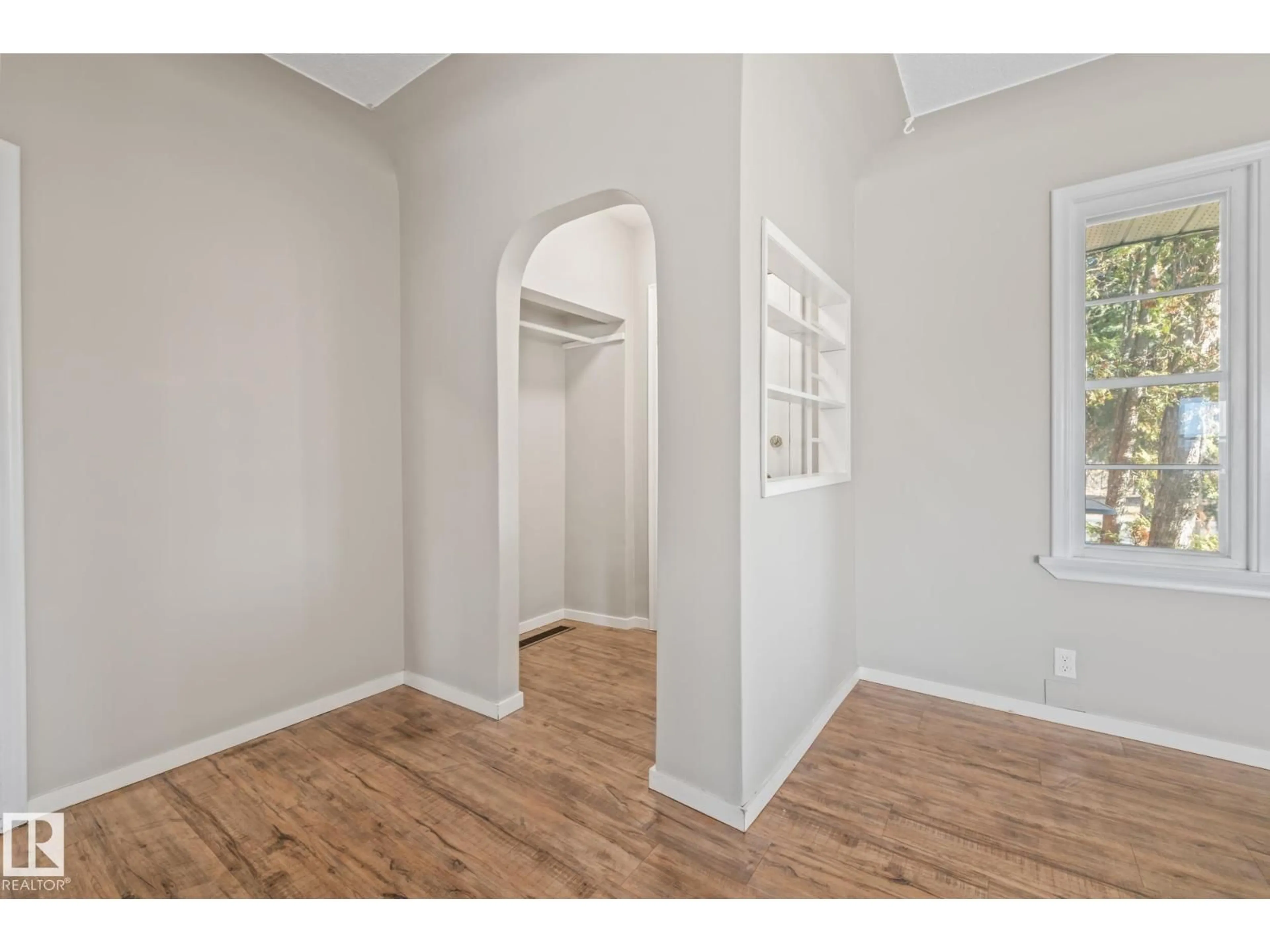 Indoor entryway for 10818 38 ST, Edmonton Alberta T5W2E4