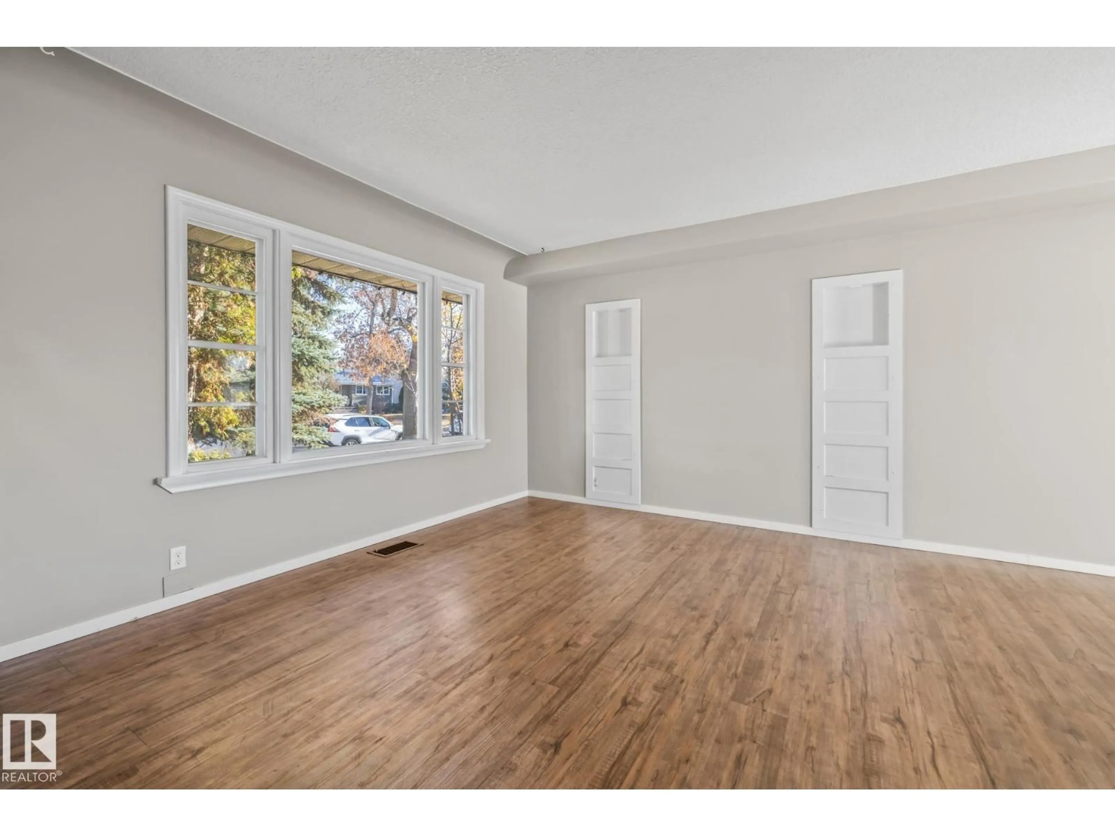A pic of a room for 10818 38 ST, Edmonton Alberta T5W2E4