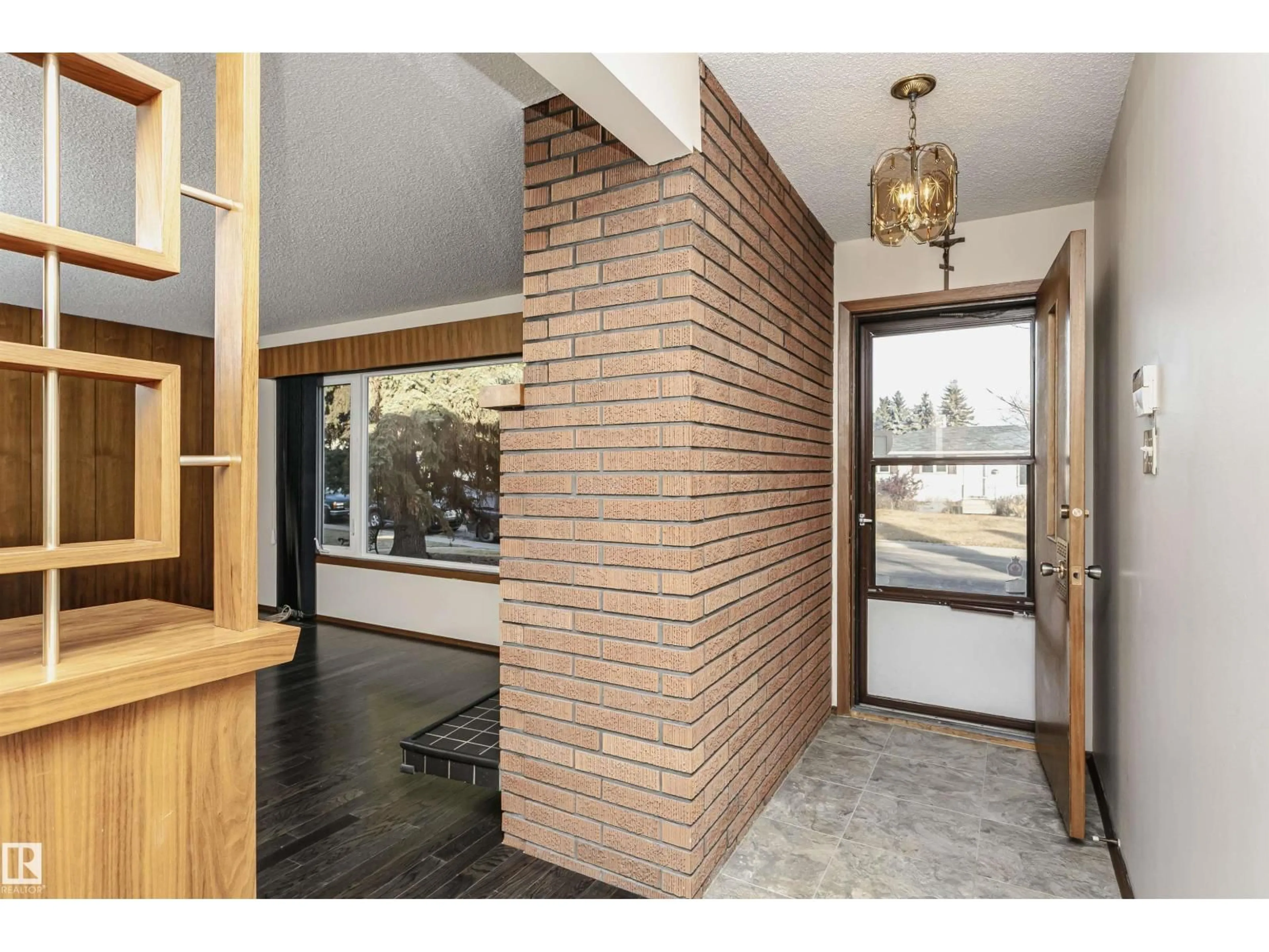 Indoor entryway for 7015 139 AV, Edmonton Alberta T5C2M3