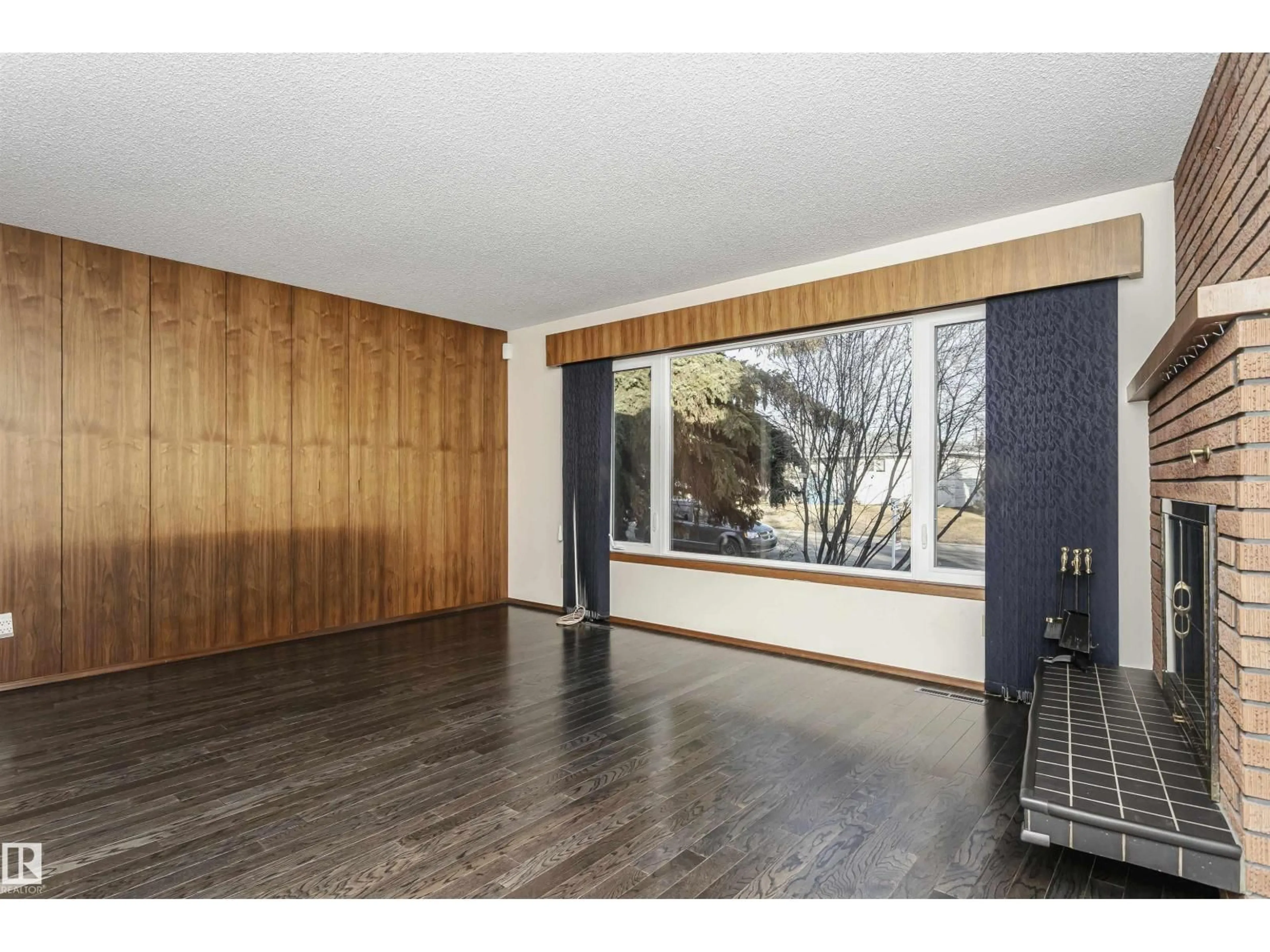 Indoor foyer for 7015 139 AV, Edmonton Alberta T5C2M3