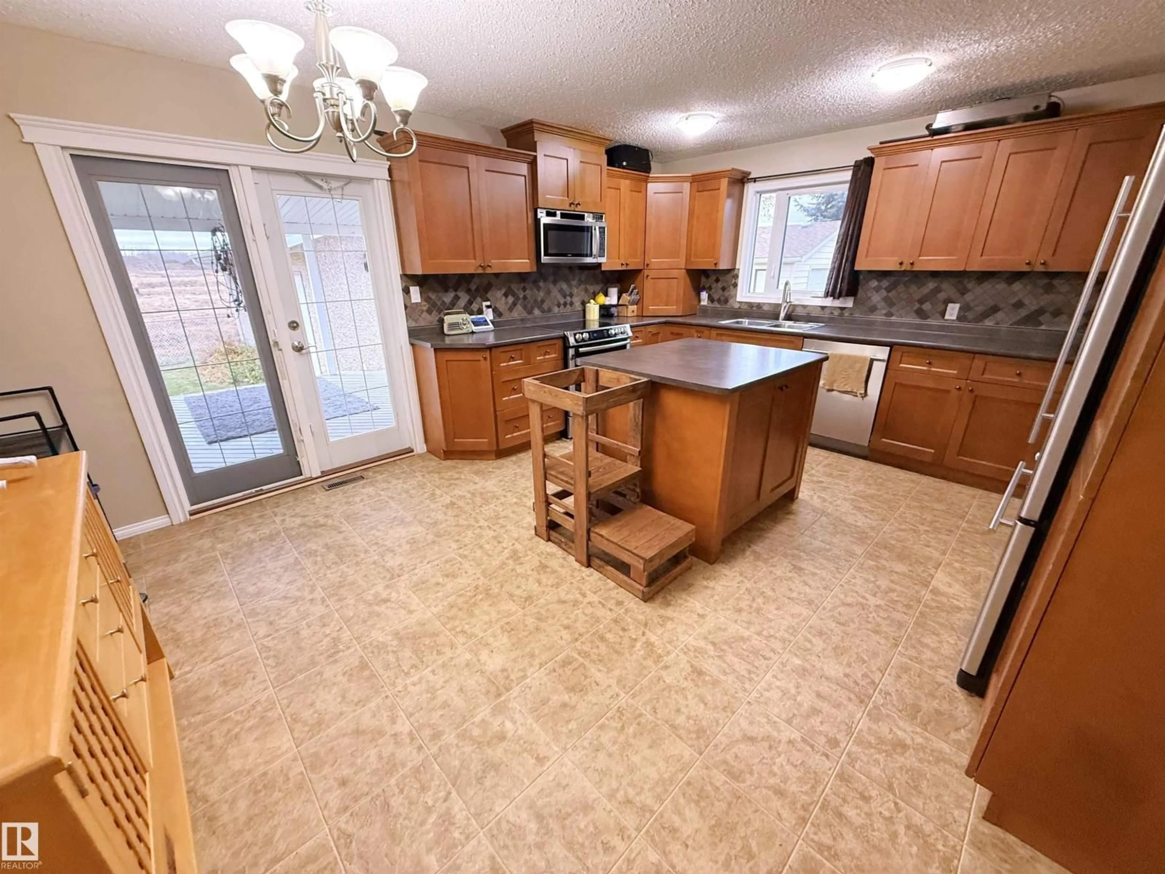 Open concept kitchen, ceramic/tile floor for 59 GARDEN VALLEY DR, Stony Plain Alberta T7Z1H4