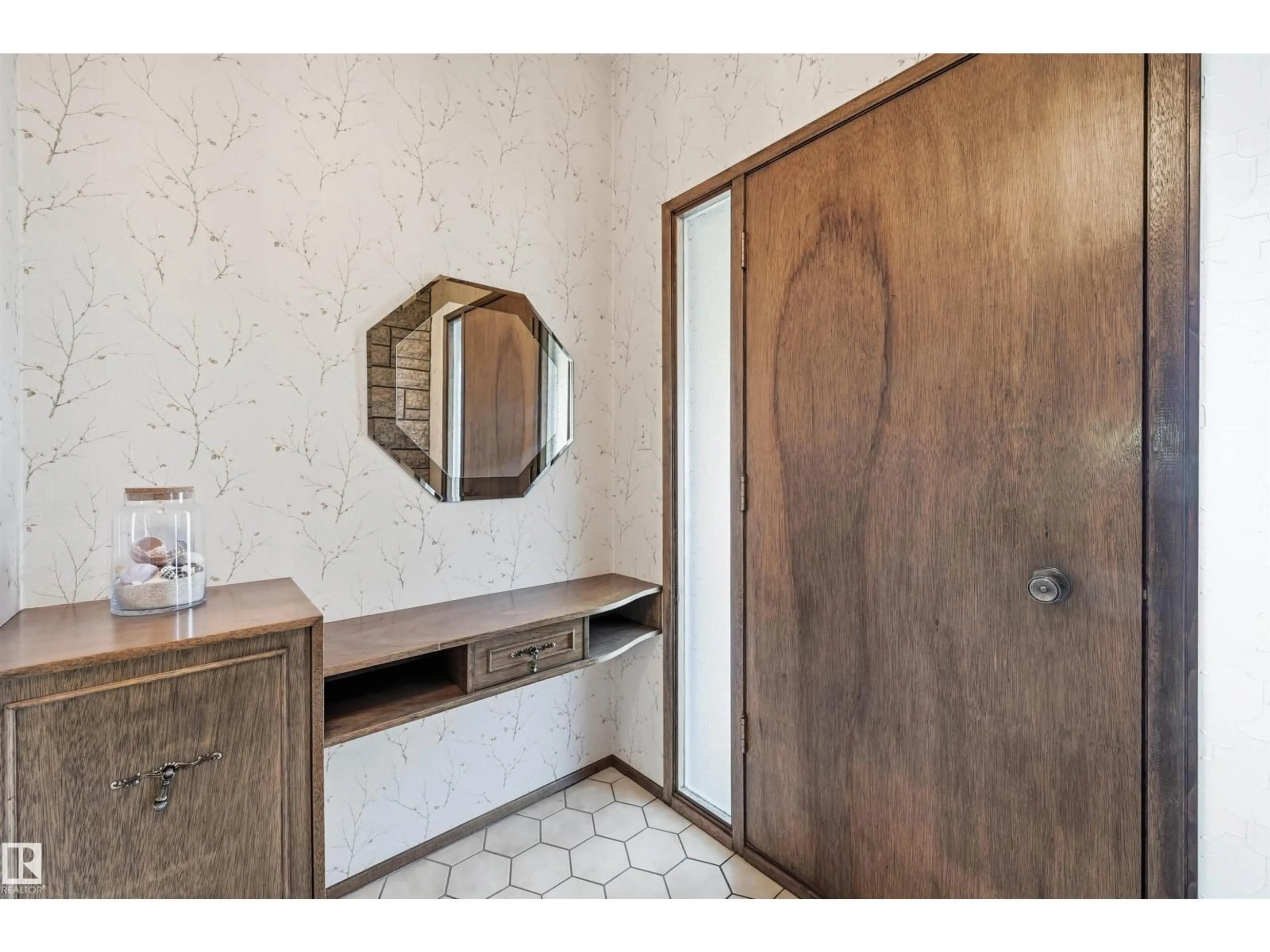 Indoor entryway for NW - 4231 86 ST, Edmonton Alberta T6K1C5