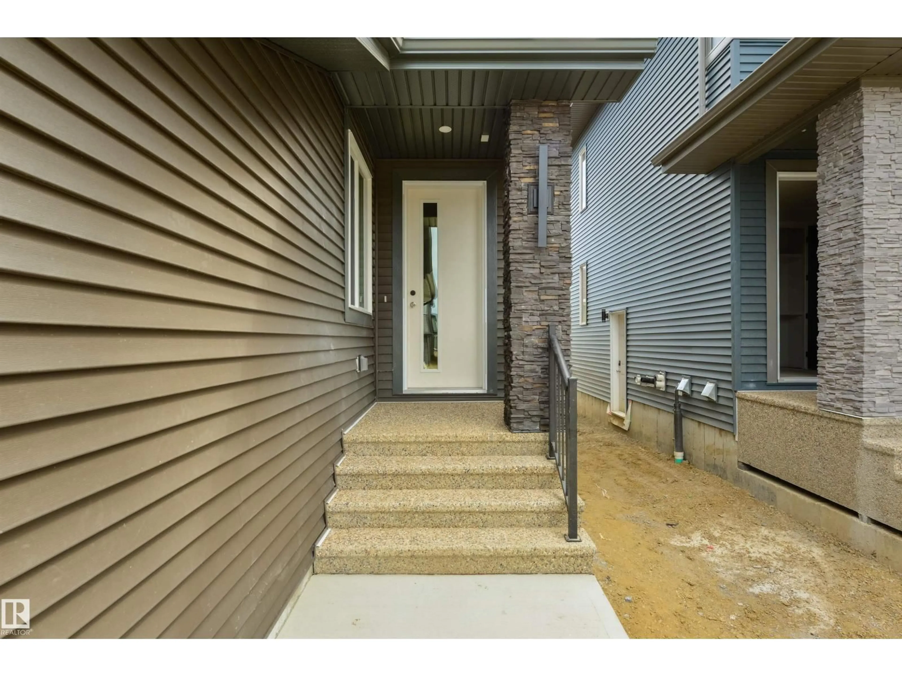 Indoor entryway for 5449 KOOTOOK RD, Edmonton Alberta T6W4W1