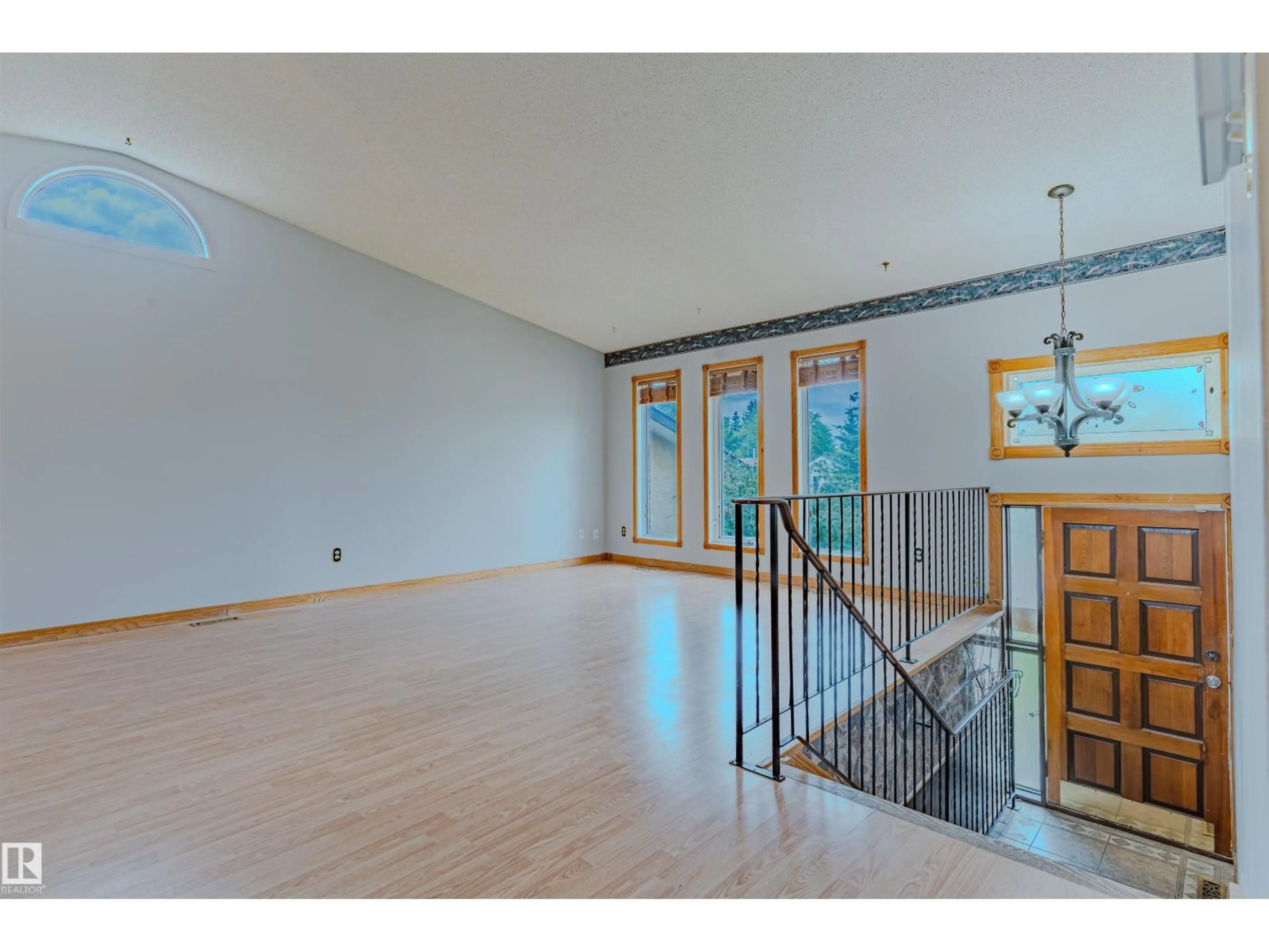 Indoor foyer for 1353 39 ST, Edmonton Alberta T6L2M6