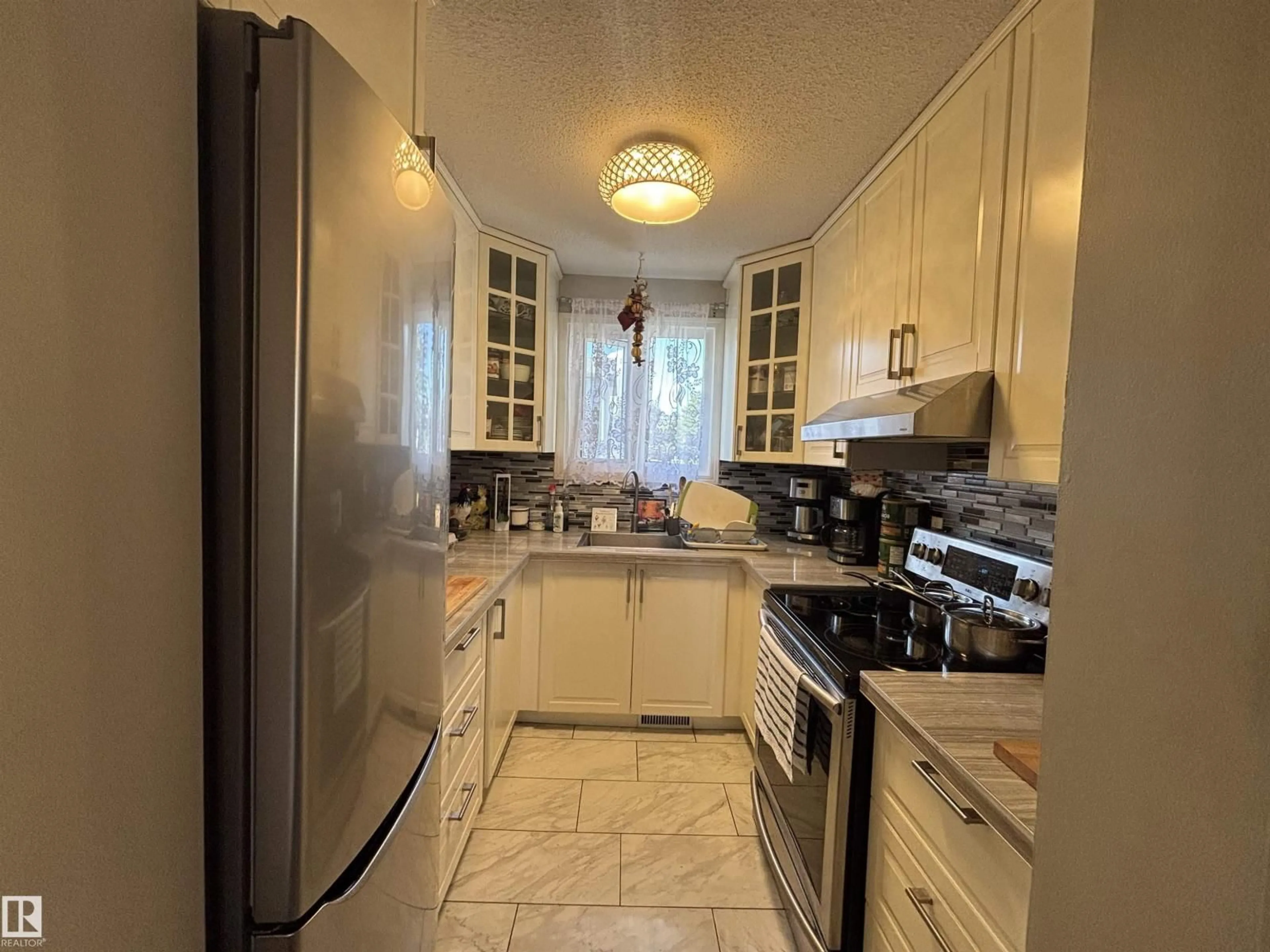 Standard kitchen, ceramic/tile floor for NW - 6469 184 ST, Edmonton Alberta T5T1Z9