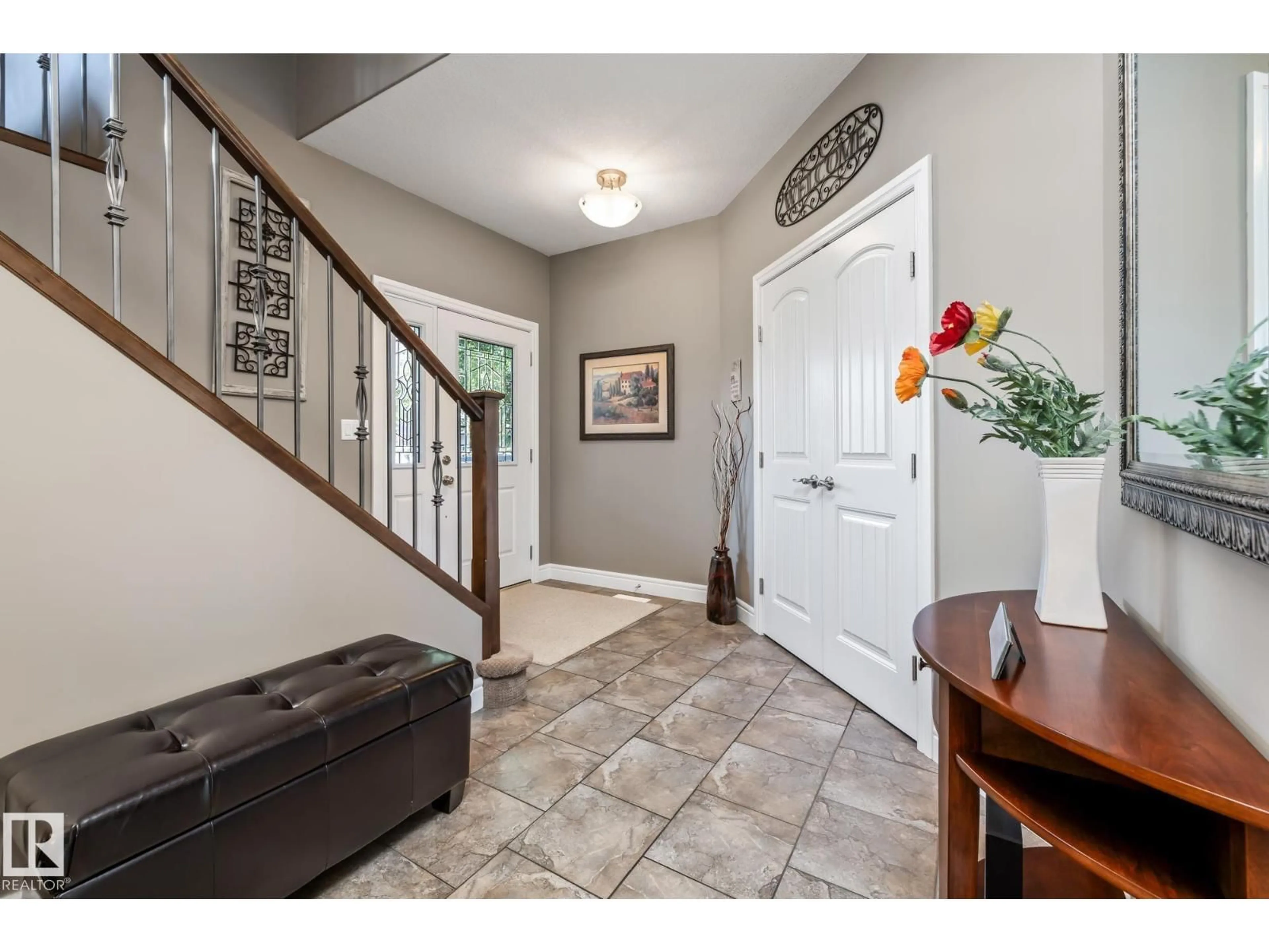 Indoor entryway for 39 HILLSIDE TC, Fort Saskatchewan Alberta T8L0E4