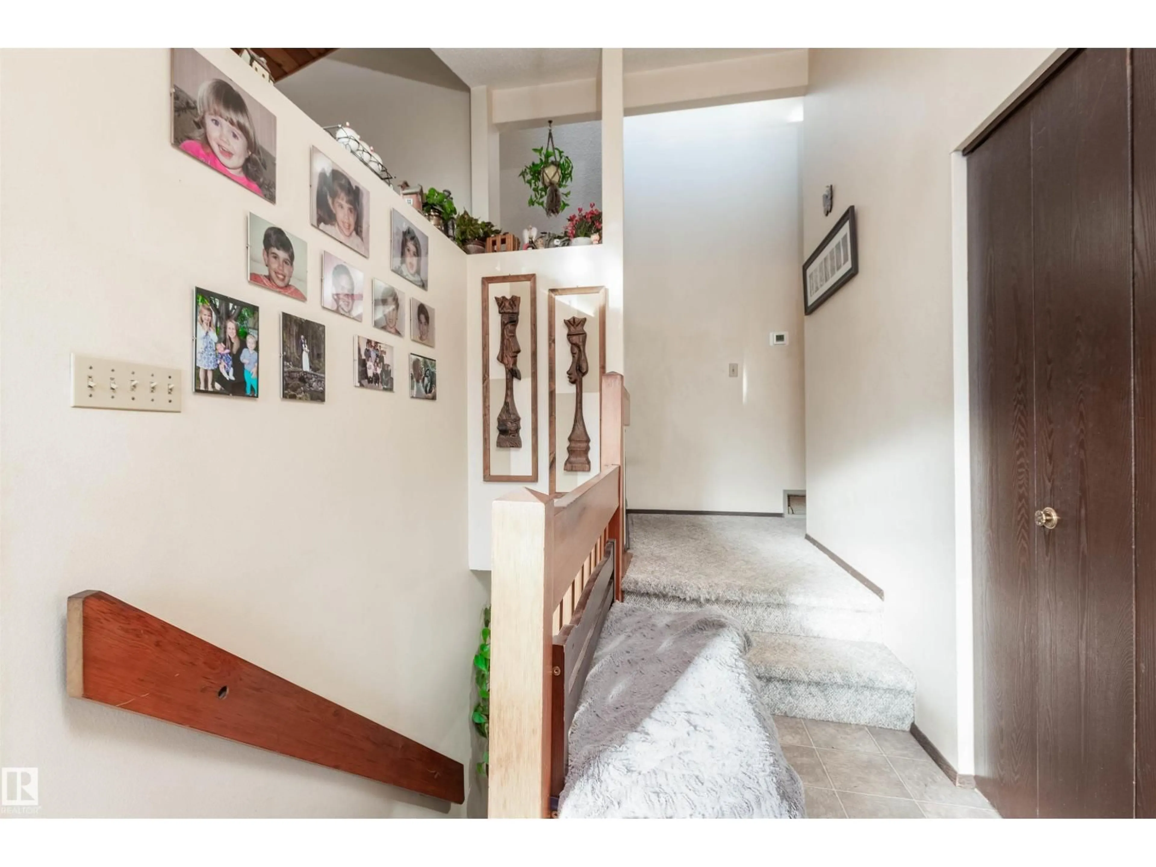 Indoor foyer for NW - 14208 21 ST, Edmonton Alberta T5Y1C8