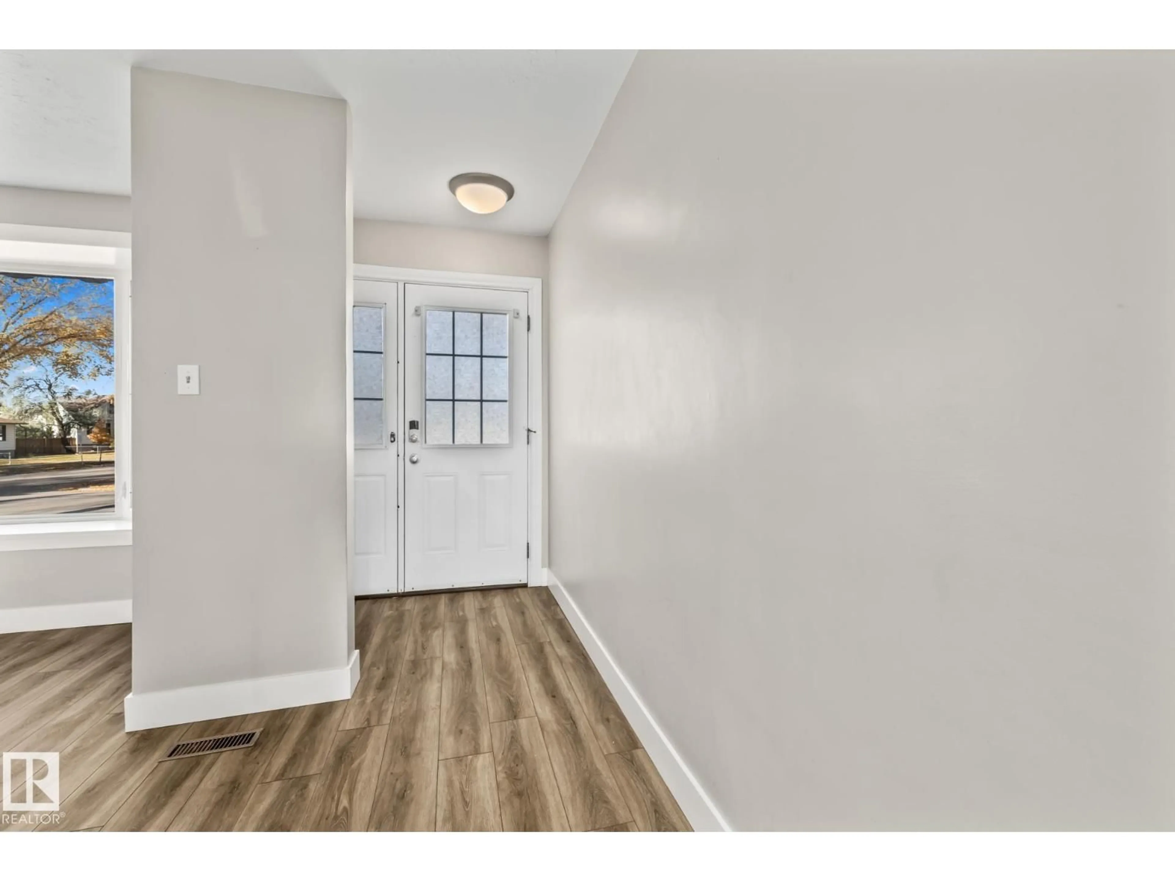 Indoor entryway for 13311 DOVERCOURT AV, Edmonton Alberta T5L4E3