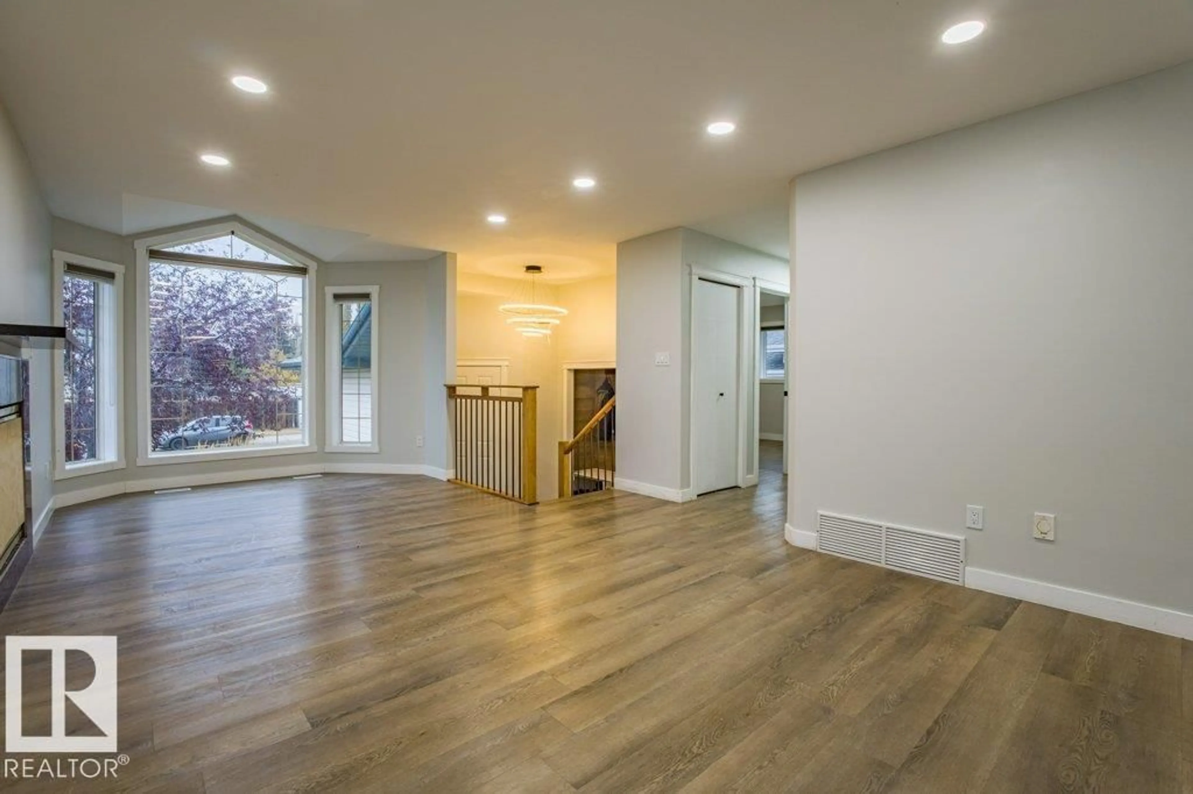 Indoor entryway for 52 JEFFERSON RD, Edmonton Alberta T6L6R9