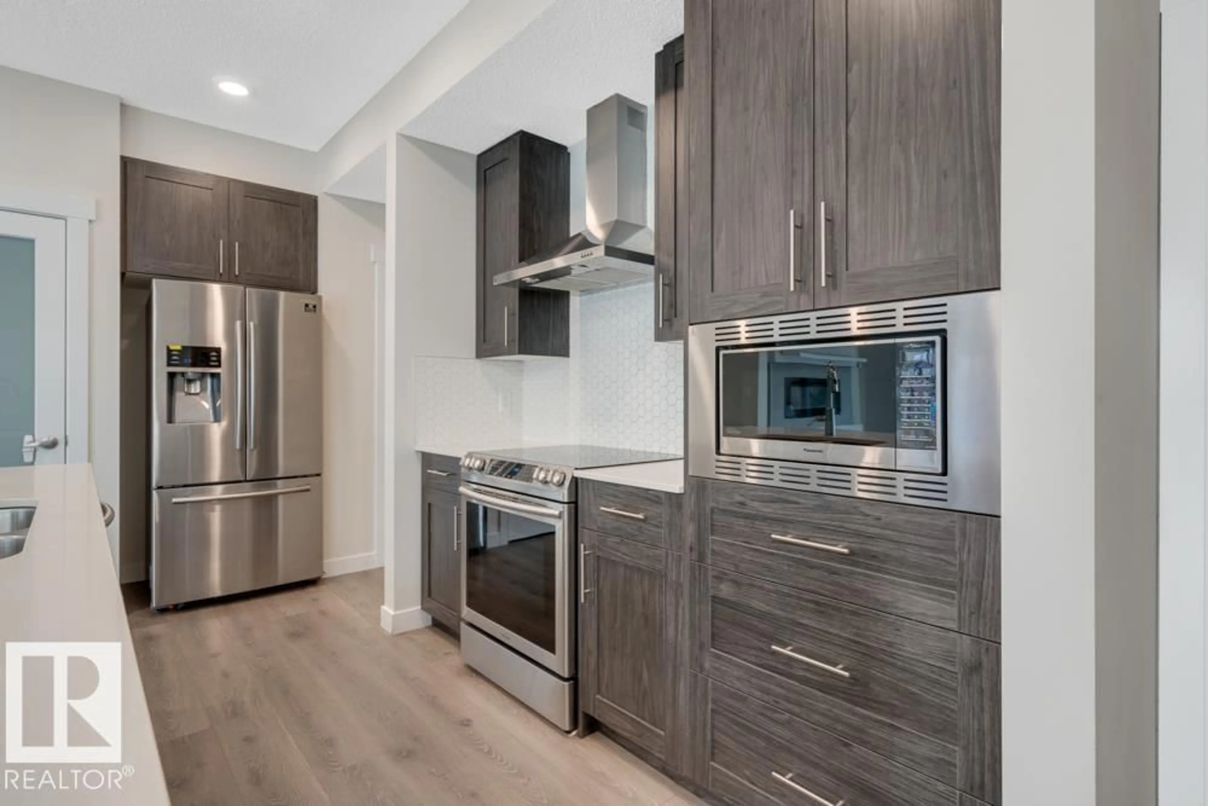 Contemporary kitchen, wood/laminate floor for 4250 CHICHAK CL, Edmonton Alberta T6W4B4