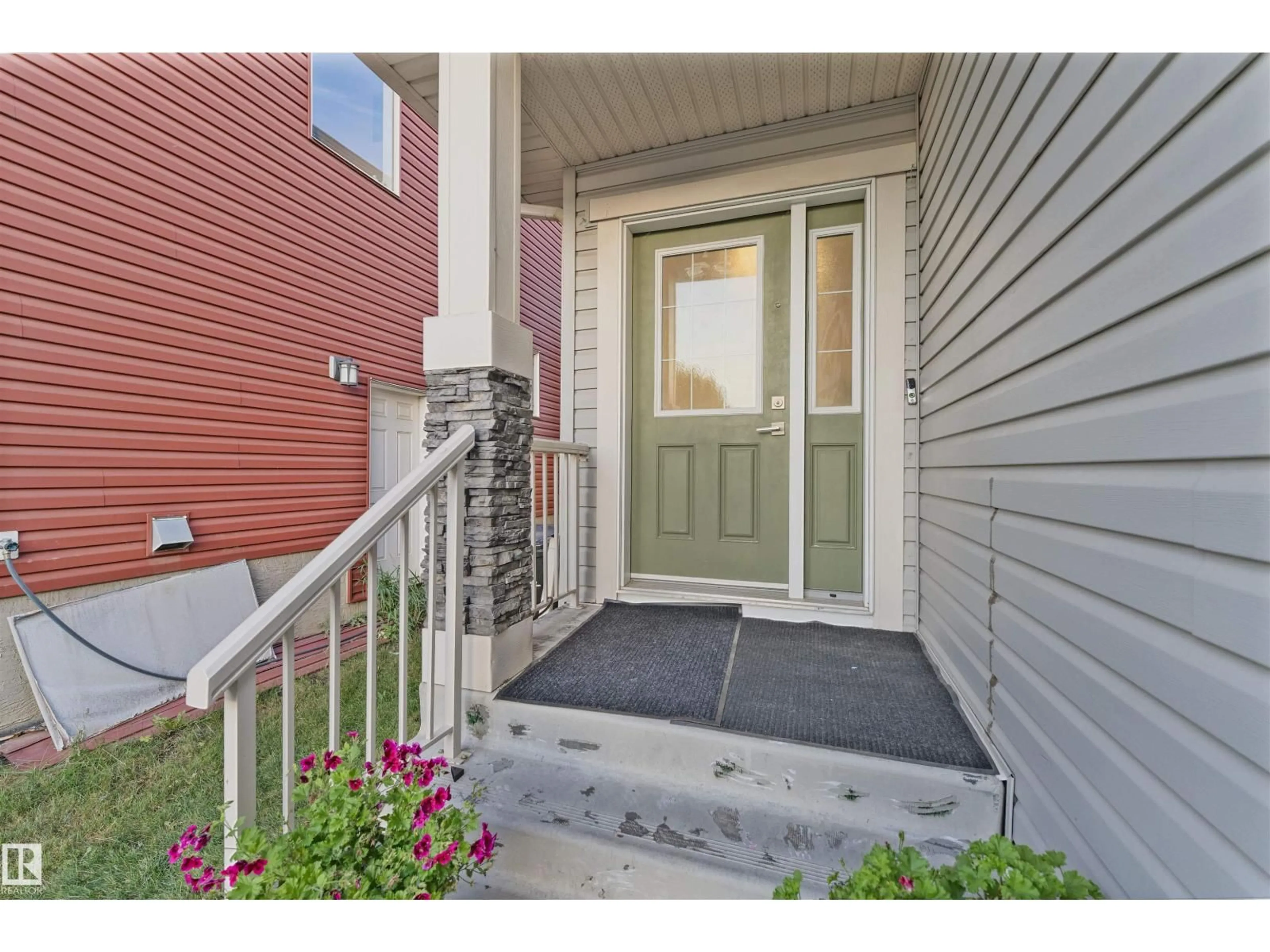Indoor entryway for 4449 6A ST, Edmonton Alberta T6T0Z7