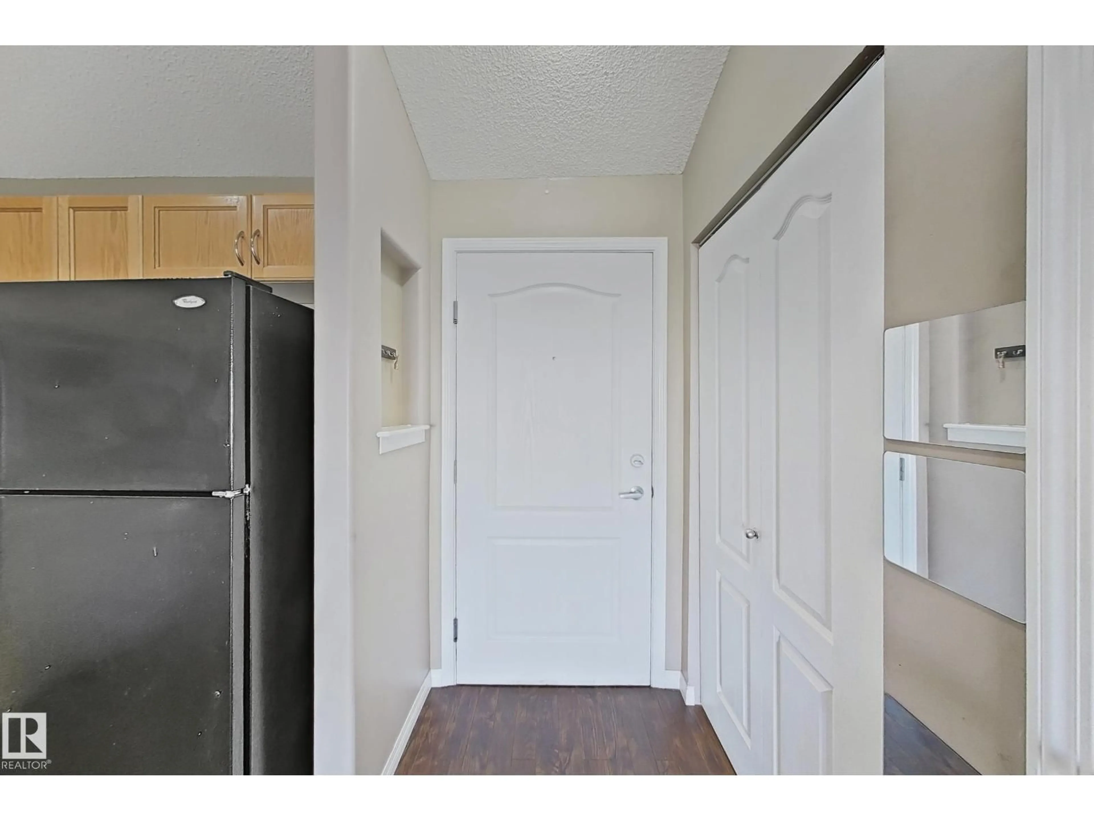 Indoor entryway for #421 - 3425 19 ST, Edmonton Alberta T6T2B5