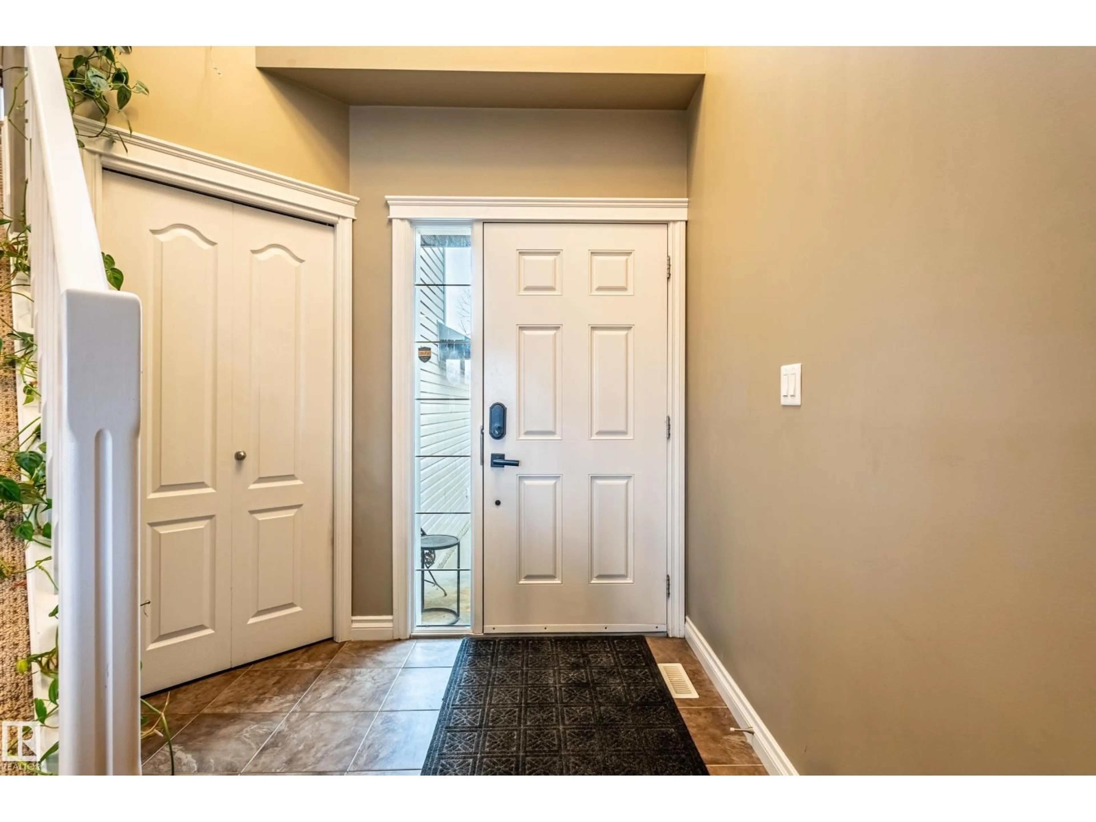Indoor entryway for 46 HERON CR, Spruce Grove Alberta T7X0G1