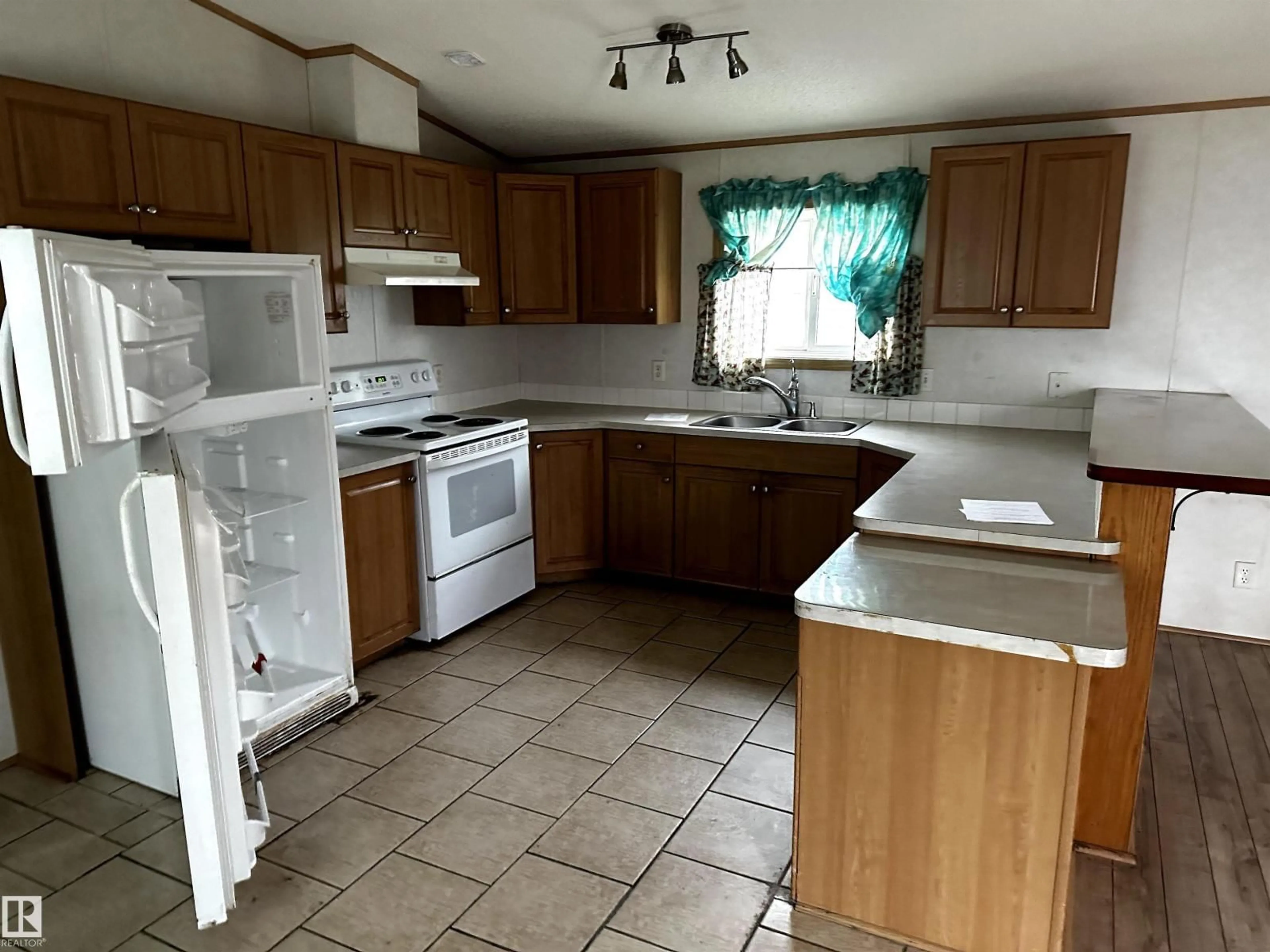 Standard kitchen, unknown for 4816 48 AV, Wetaskiwin Alberta T9A0E7