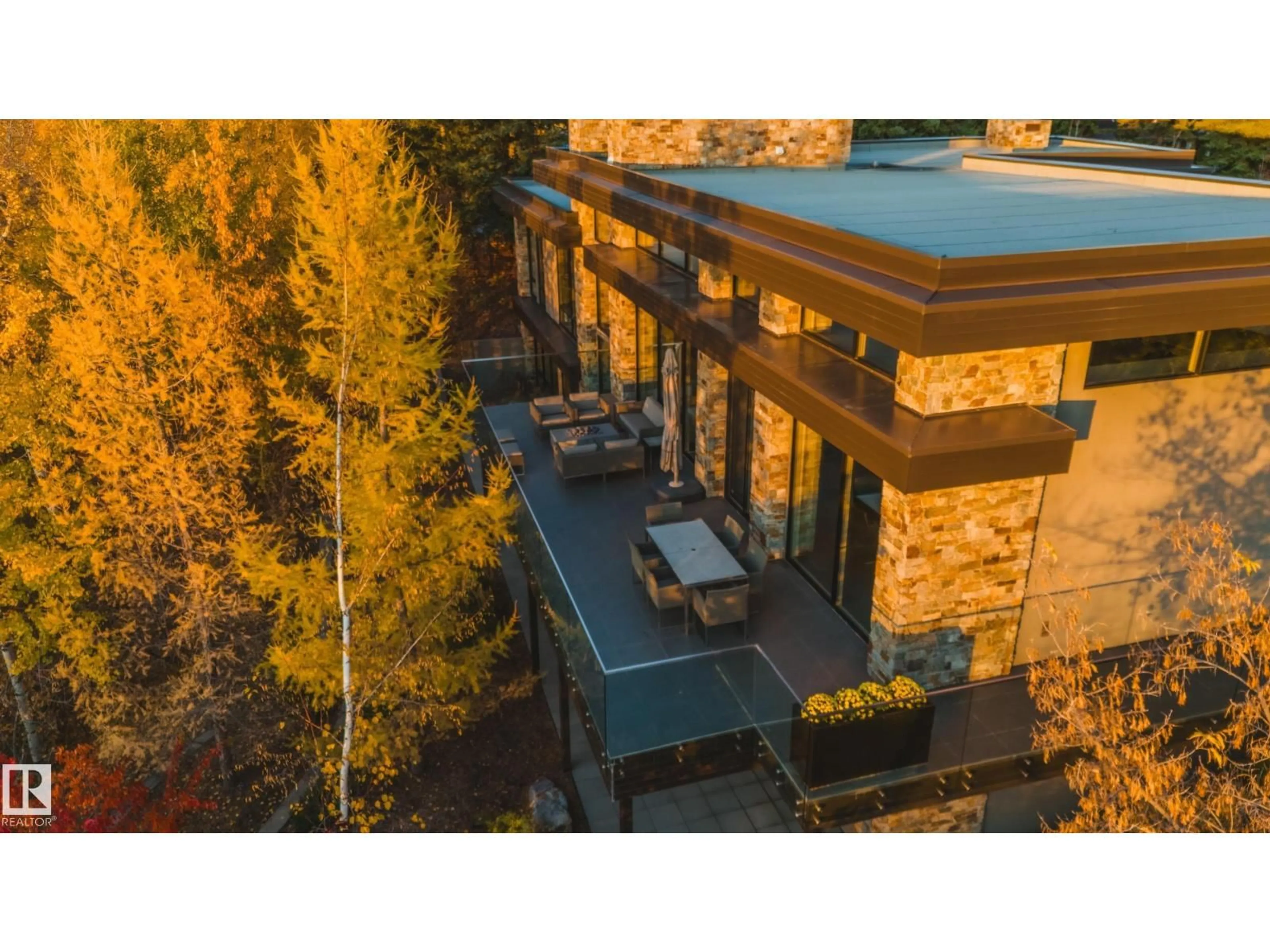 A pic from outside/outdoor area/front of a property/back of a property/a pic from drone, unknown for 112 WESTBROOK DR, Edmonton Alberta T6J2E1