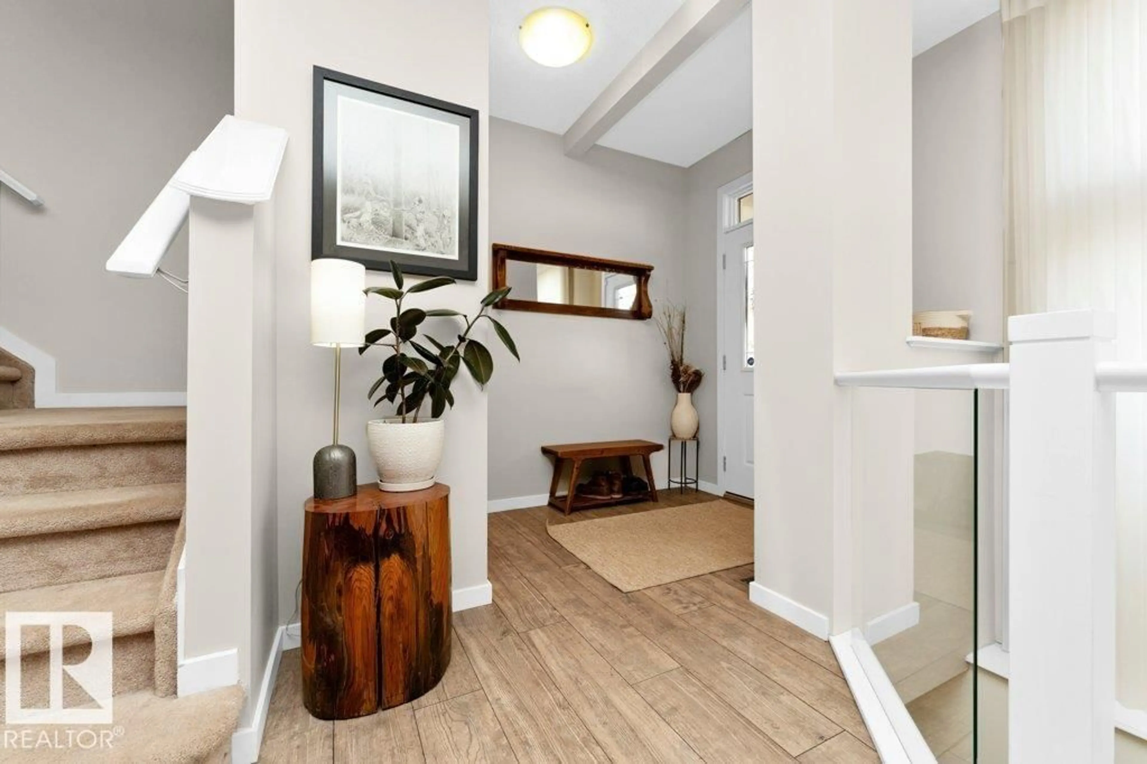 Indoor entryway for 1527 SECORD RD, Edmonton Alberta T5T7B4