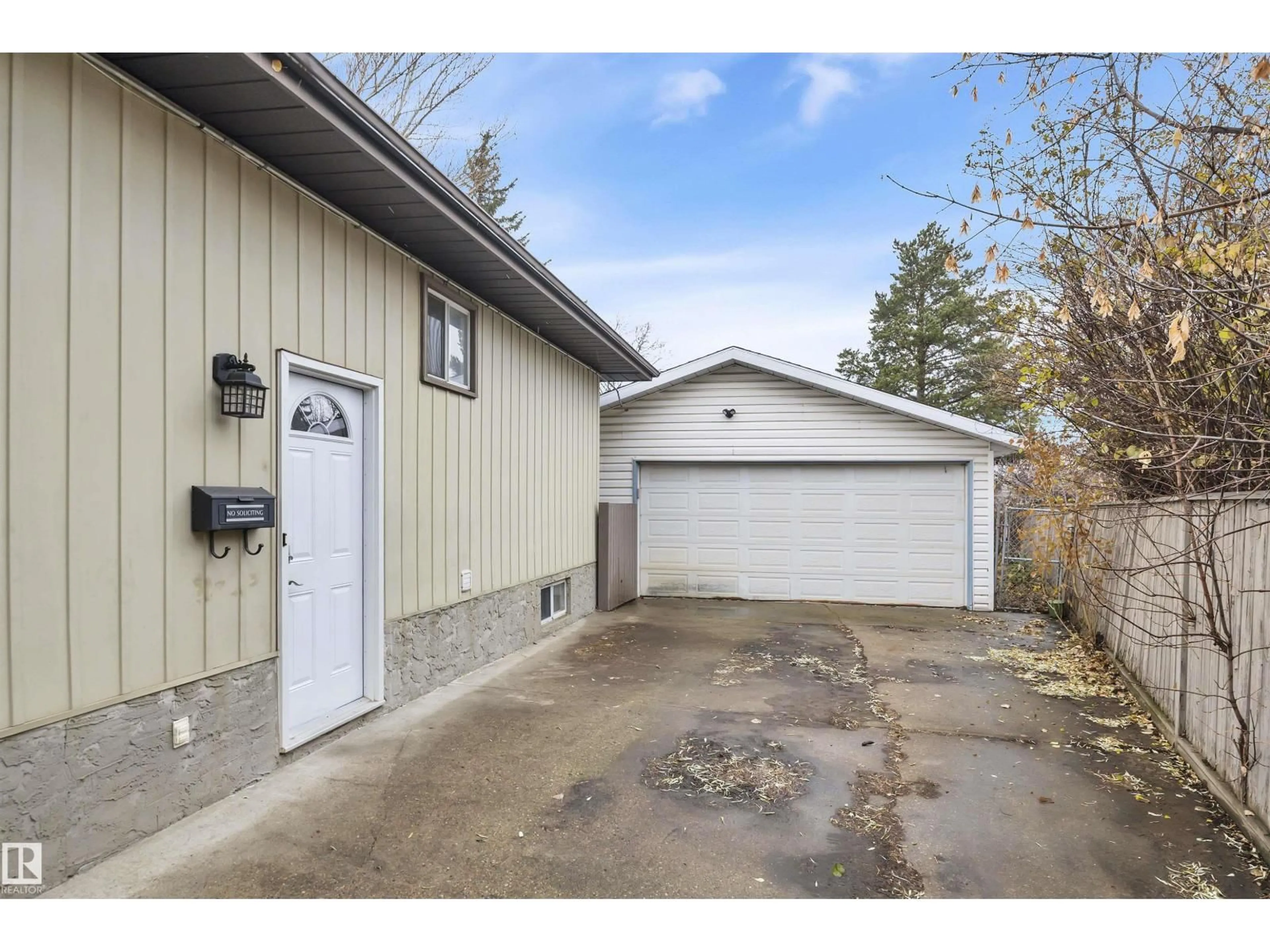 Indoor garage for 6428 15 AV NW, Edmonton Alberta T6L1S6