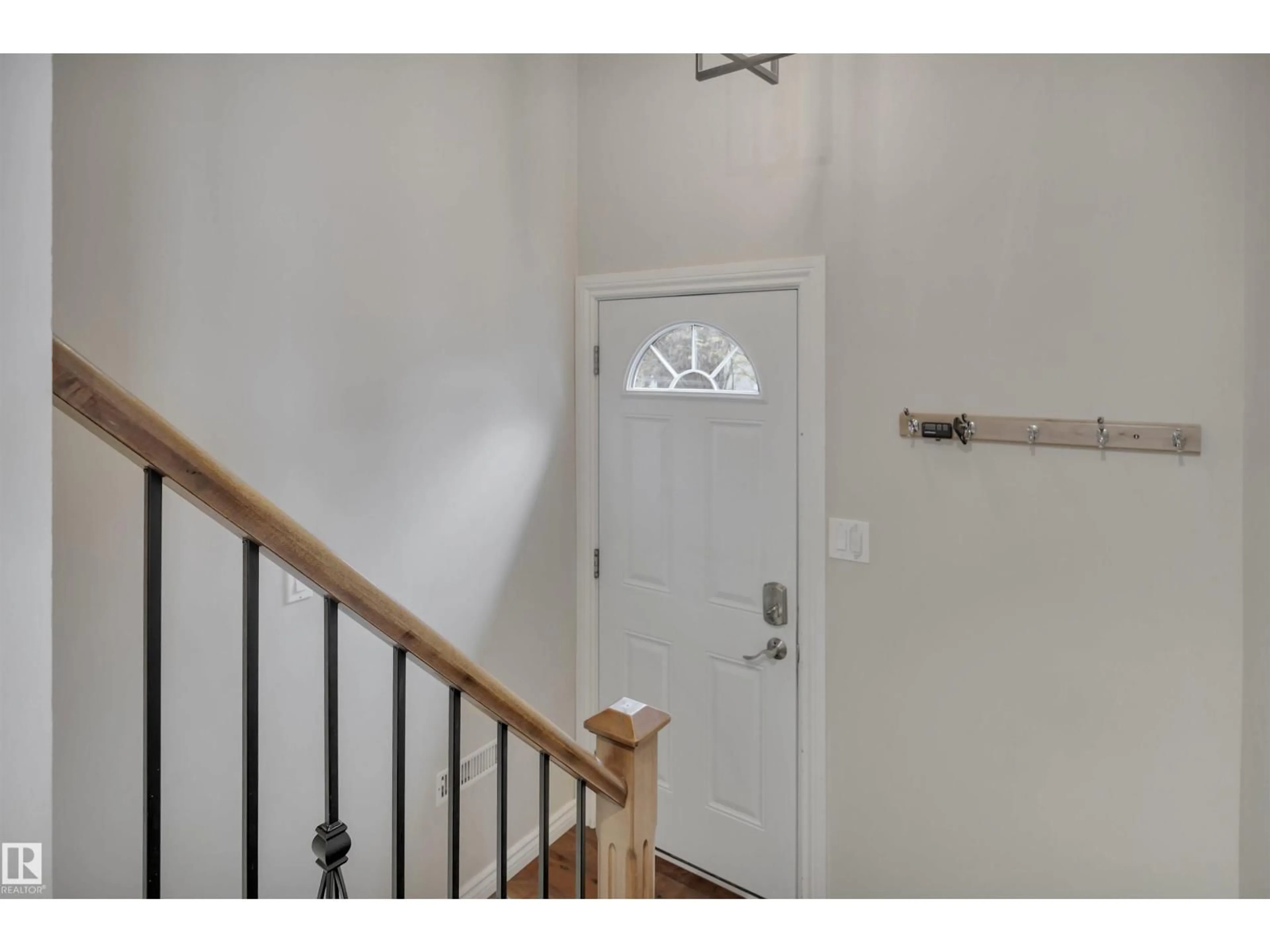 Indoor entryway for 6428 15 AV NW, Edmonton Alberta T6L1S6