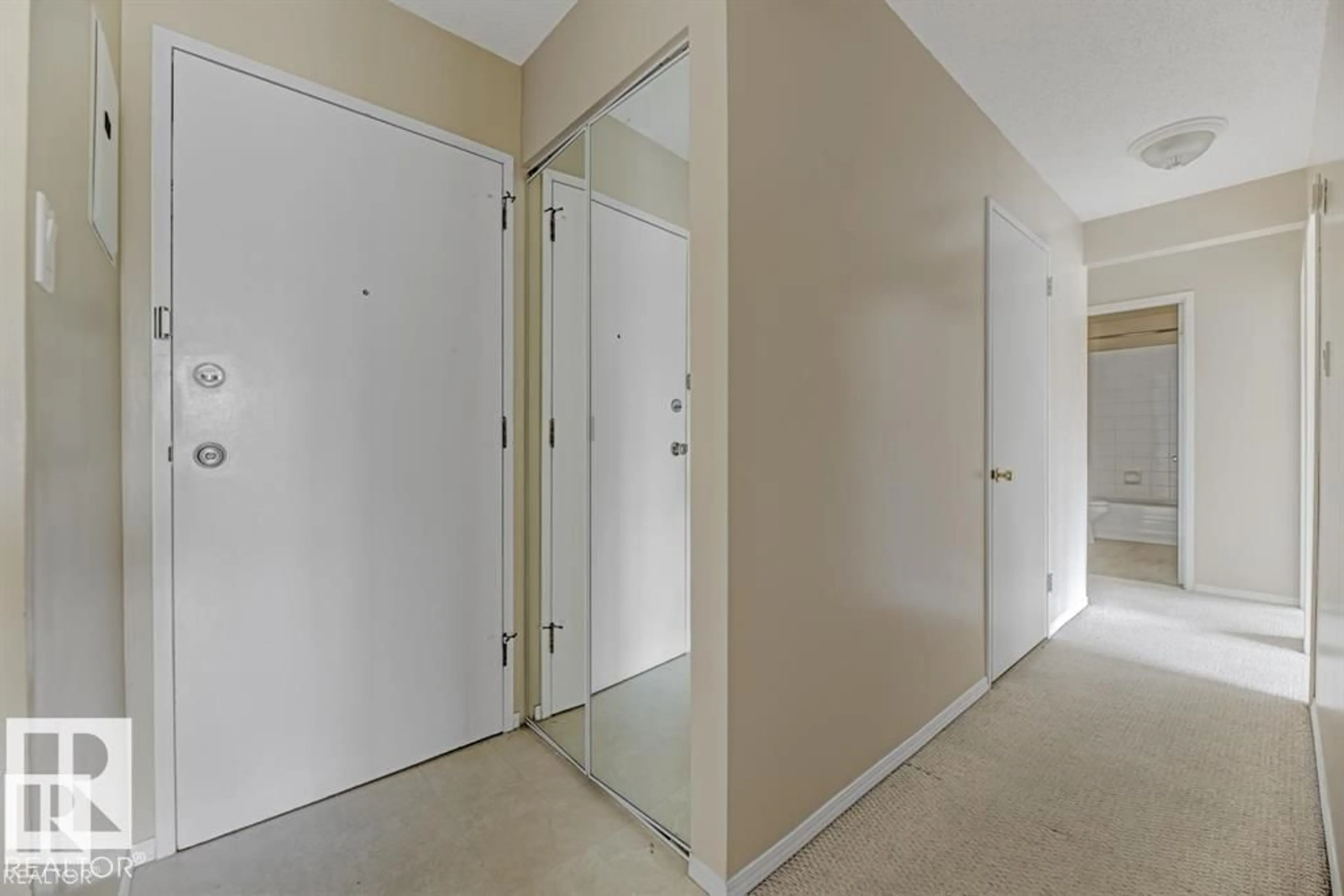 Indoor foyer for 207 - 11465 41 AV NW, Edmonton Alberta T6J0T9