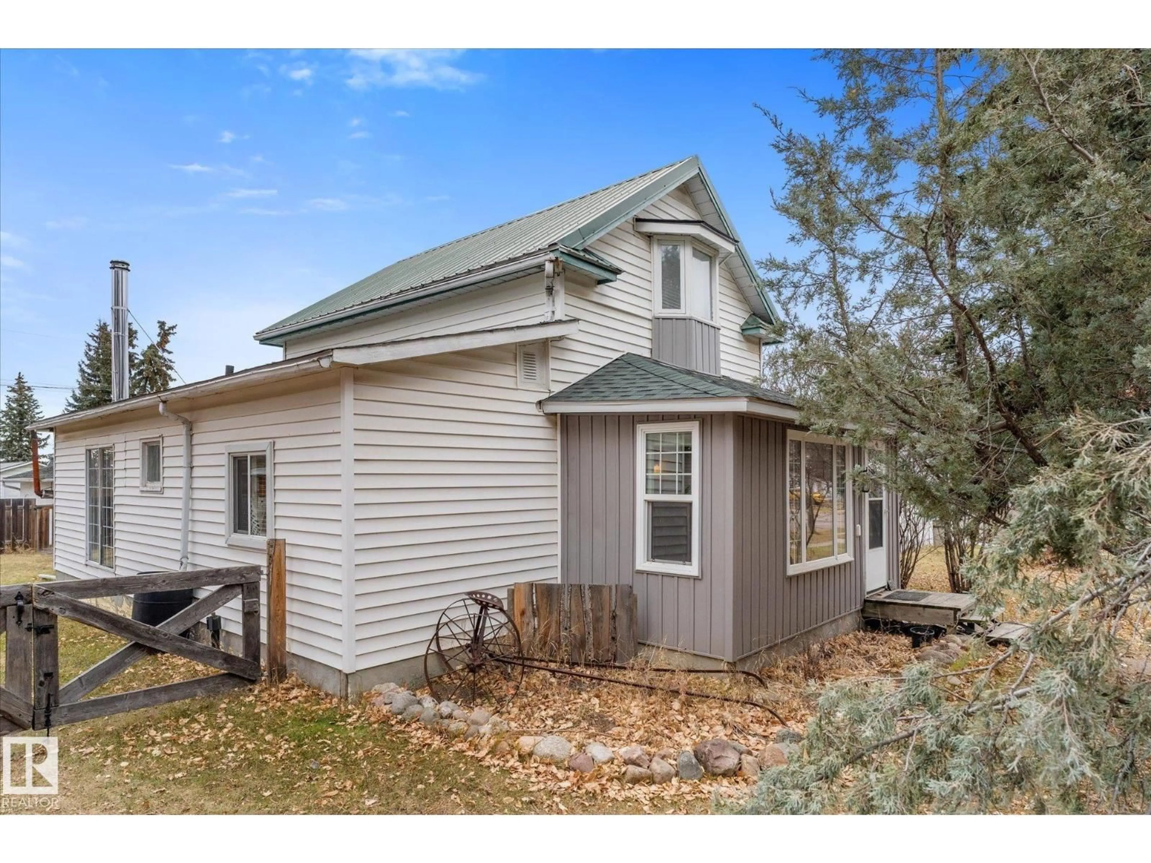 Home with vinyl exterior material, street for 4912 51 AV, Lamont Alberta T0B2R0