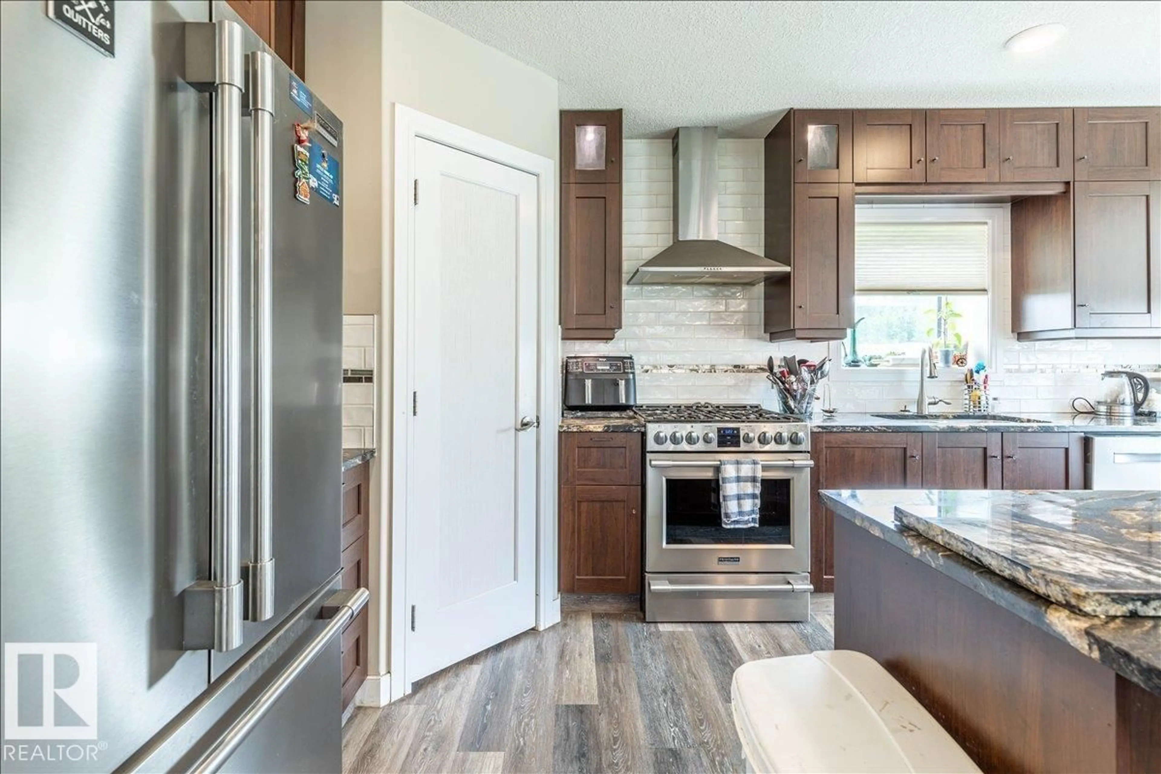 Contemporary kitchen, unknown for 48322 RGE ROAD 275, Rural Leduc County Alberta T0C0V0