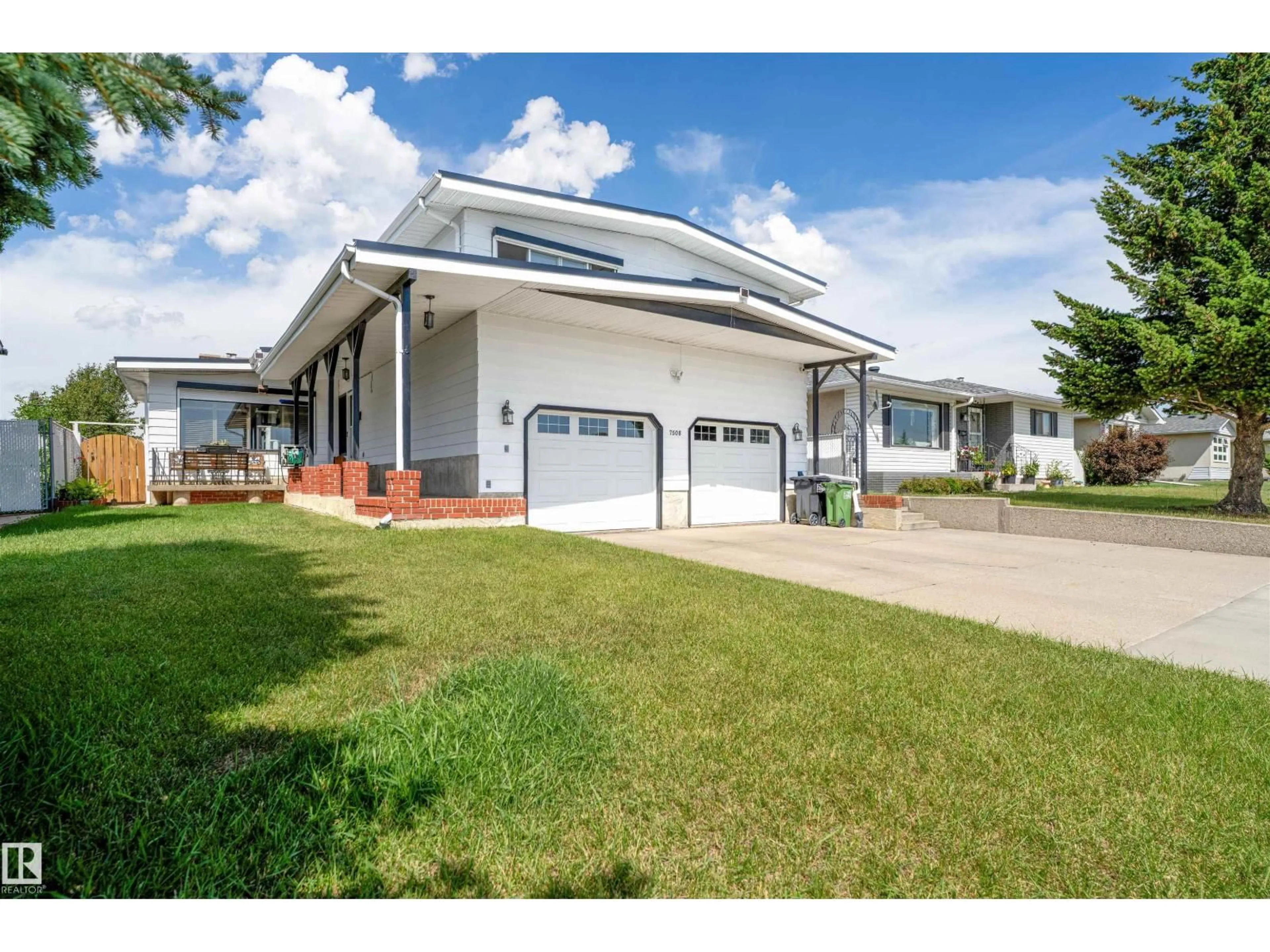 Home with vinyl exterior material, unknown for 7508 147 AV, Edmonton Alberta T5C2T2