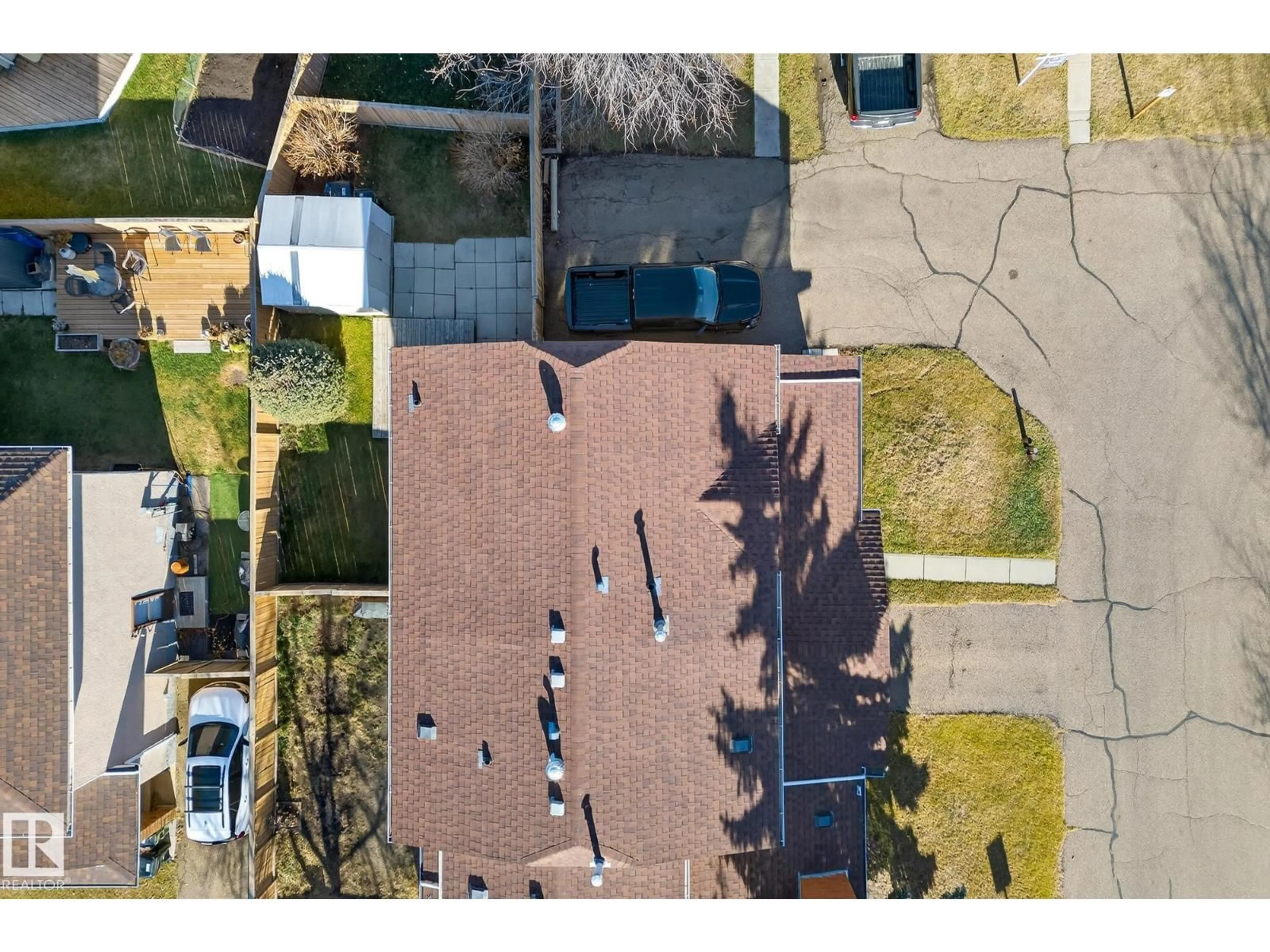 A pic from outside/outdoor area/front of a property/back of a property/a pic from drone, street for 10948 BEAUMARIS RD, Edmonton Alberta T5X1Z6