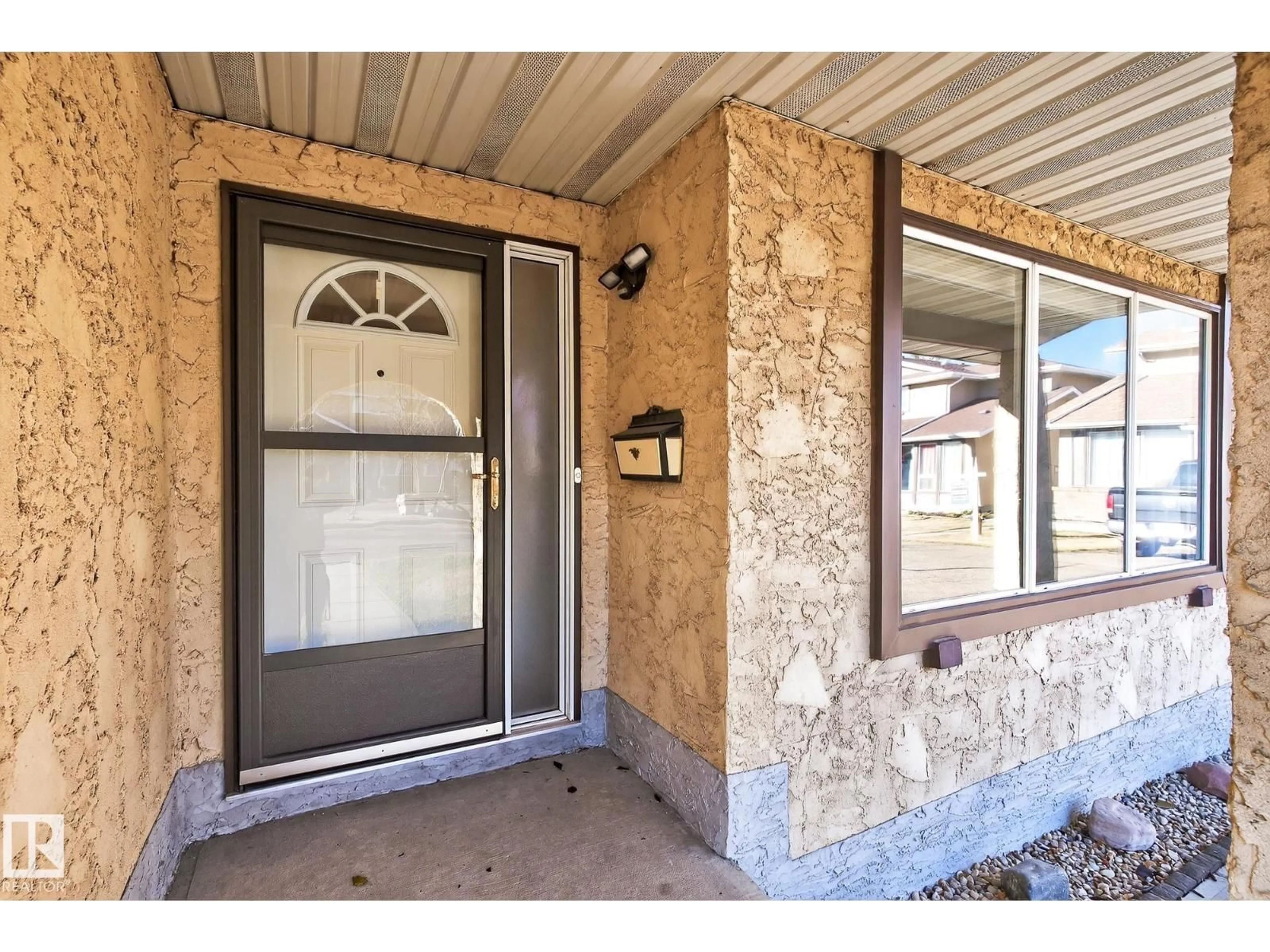Indoor entryway for 10948 BEAUMARIS RD, Edmonton Alberta T5X1Z6