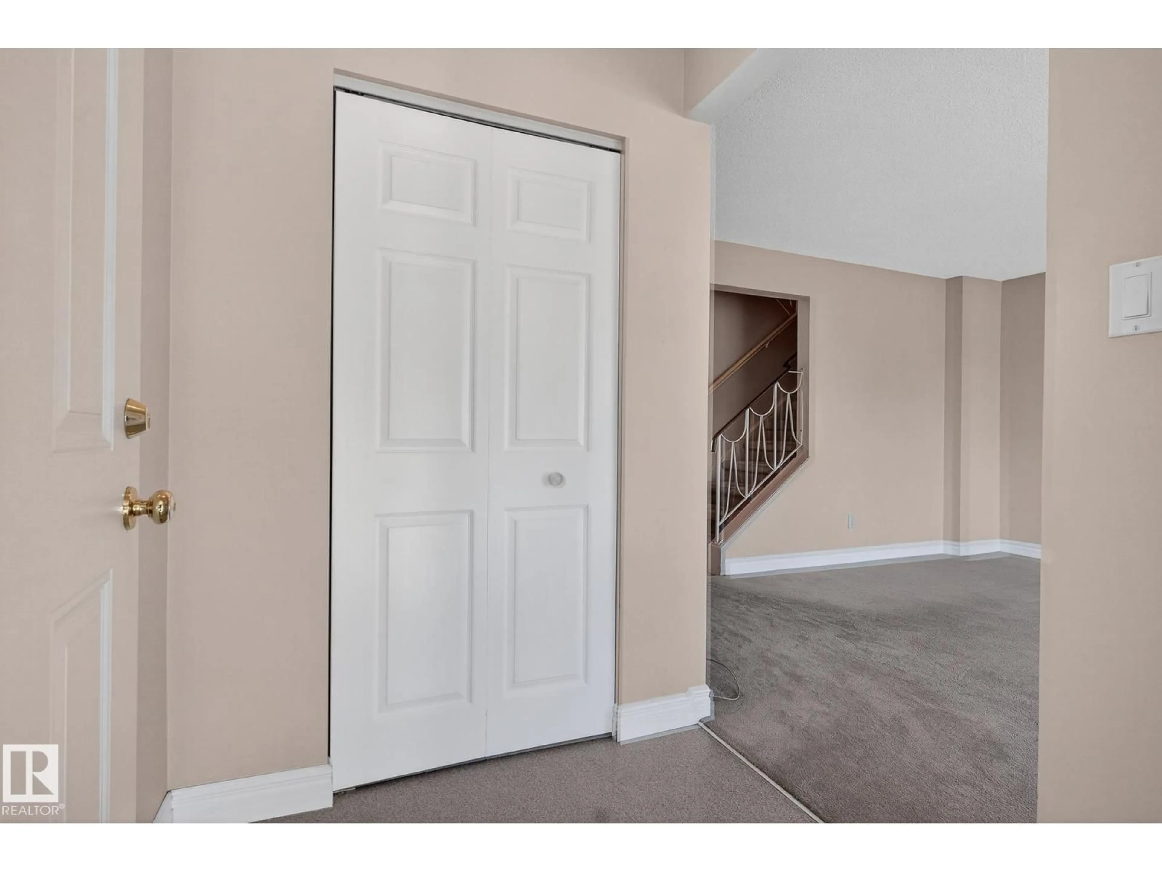 Indoor entryway for 10948 BEAUMARIS RD, Edmonton Alberta T5X1Z6