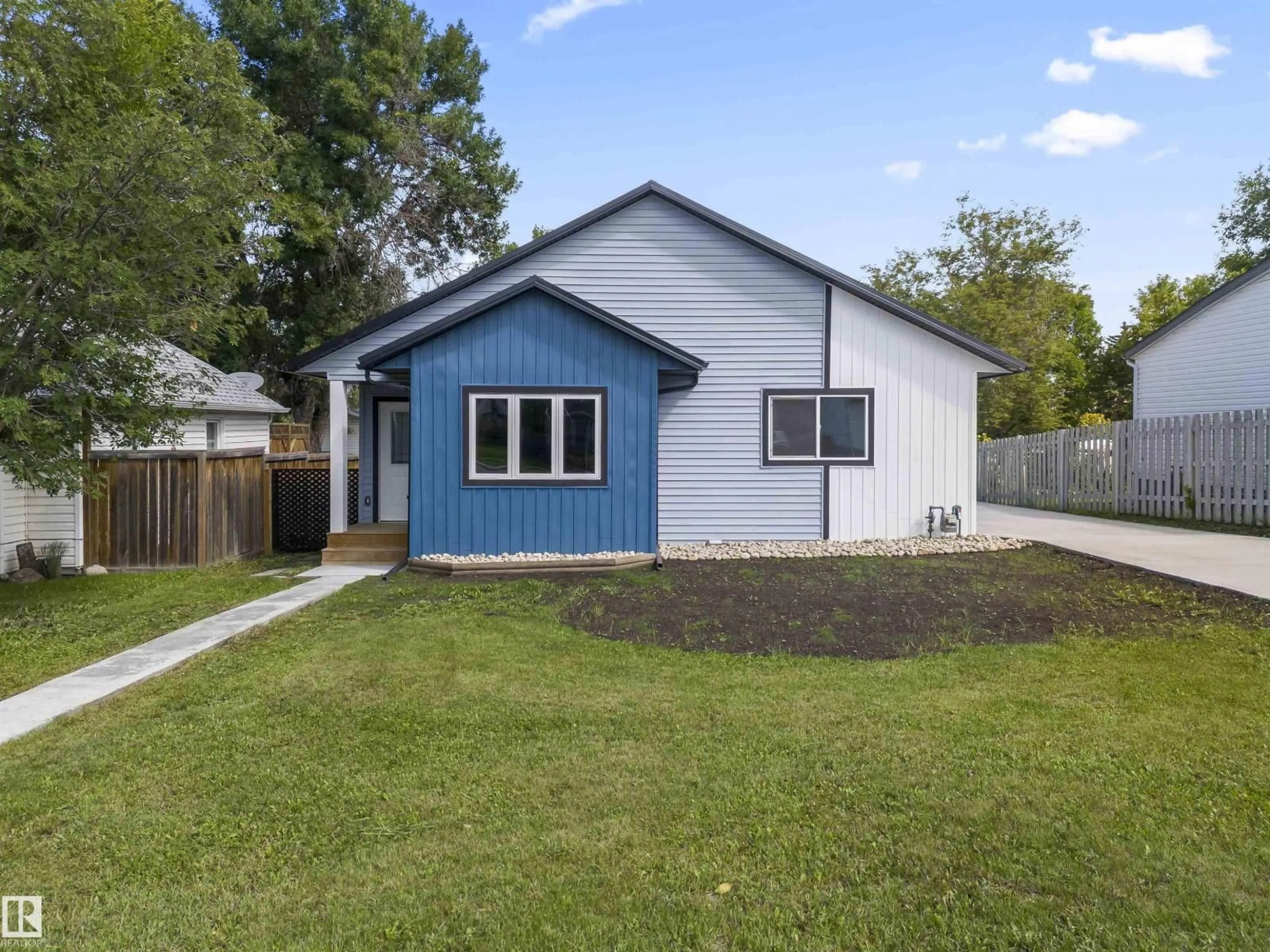 Home with vinyl exterior material, street for 5032 55 AVE, Tofield Alberta T0B4J0