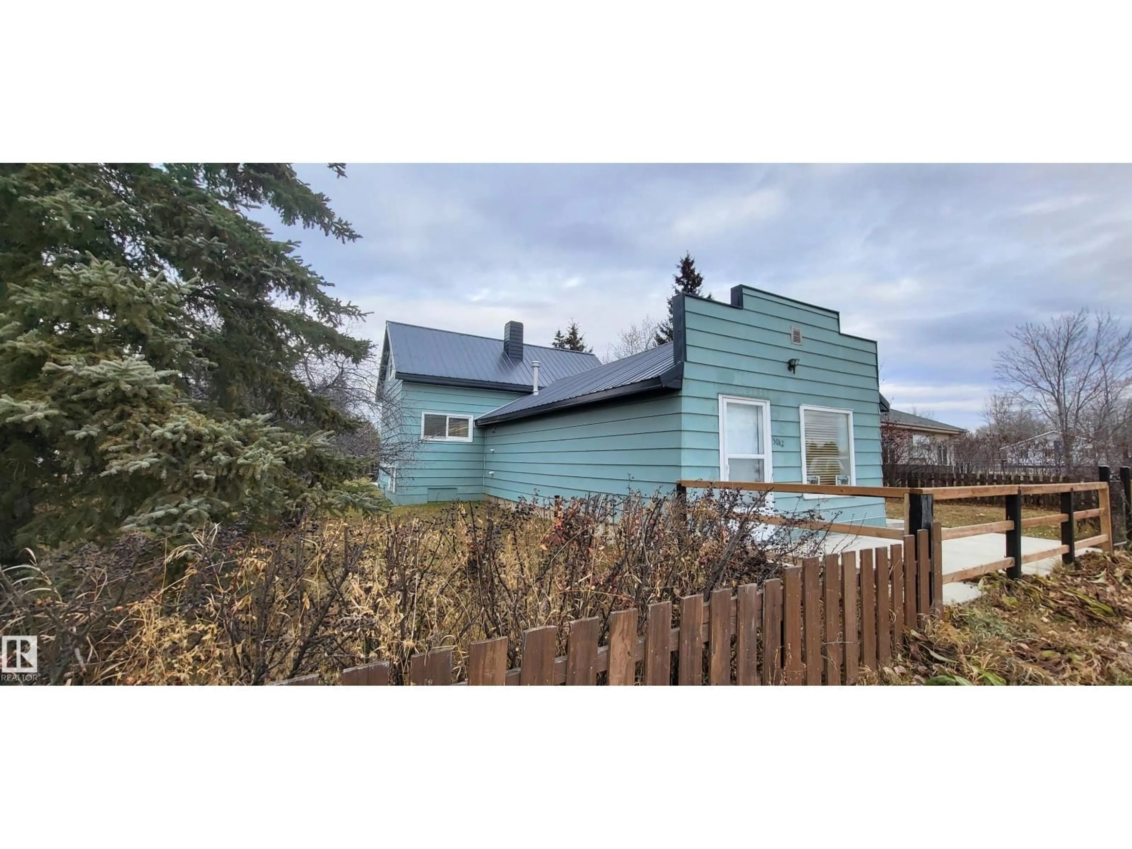 Home with vinyl exterior material, unknown for 5012 50 AV, Entwistle Alberta T0E0S0