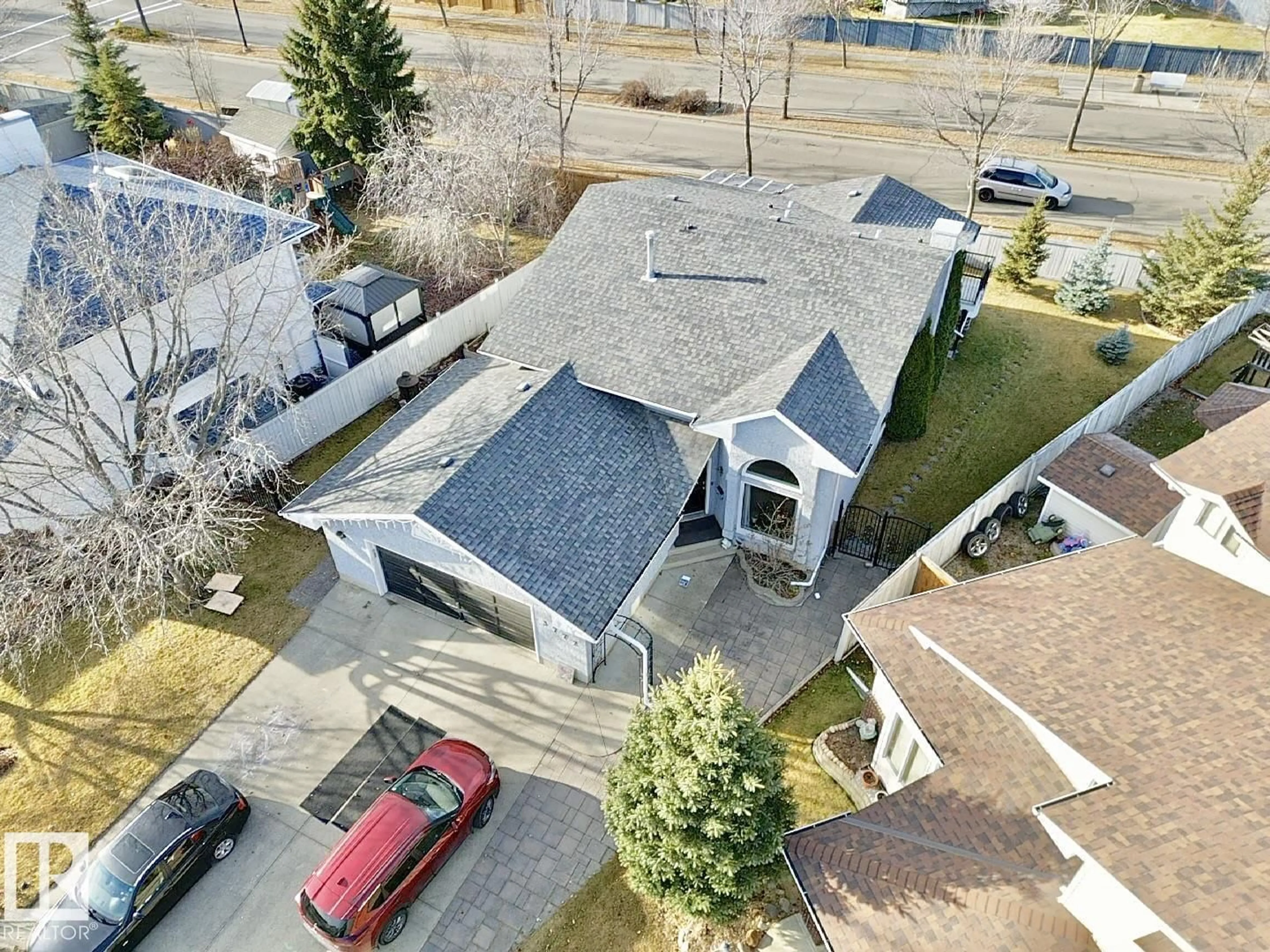 A pic from outside/outdoor area/front of a property/back of a property/a pic from drone, street for 3772 30 ST, Edmonton Alberta T6T1H6
