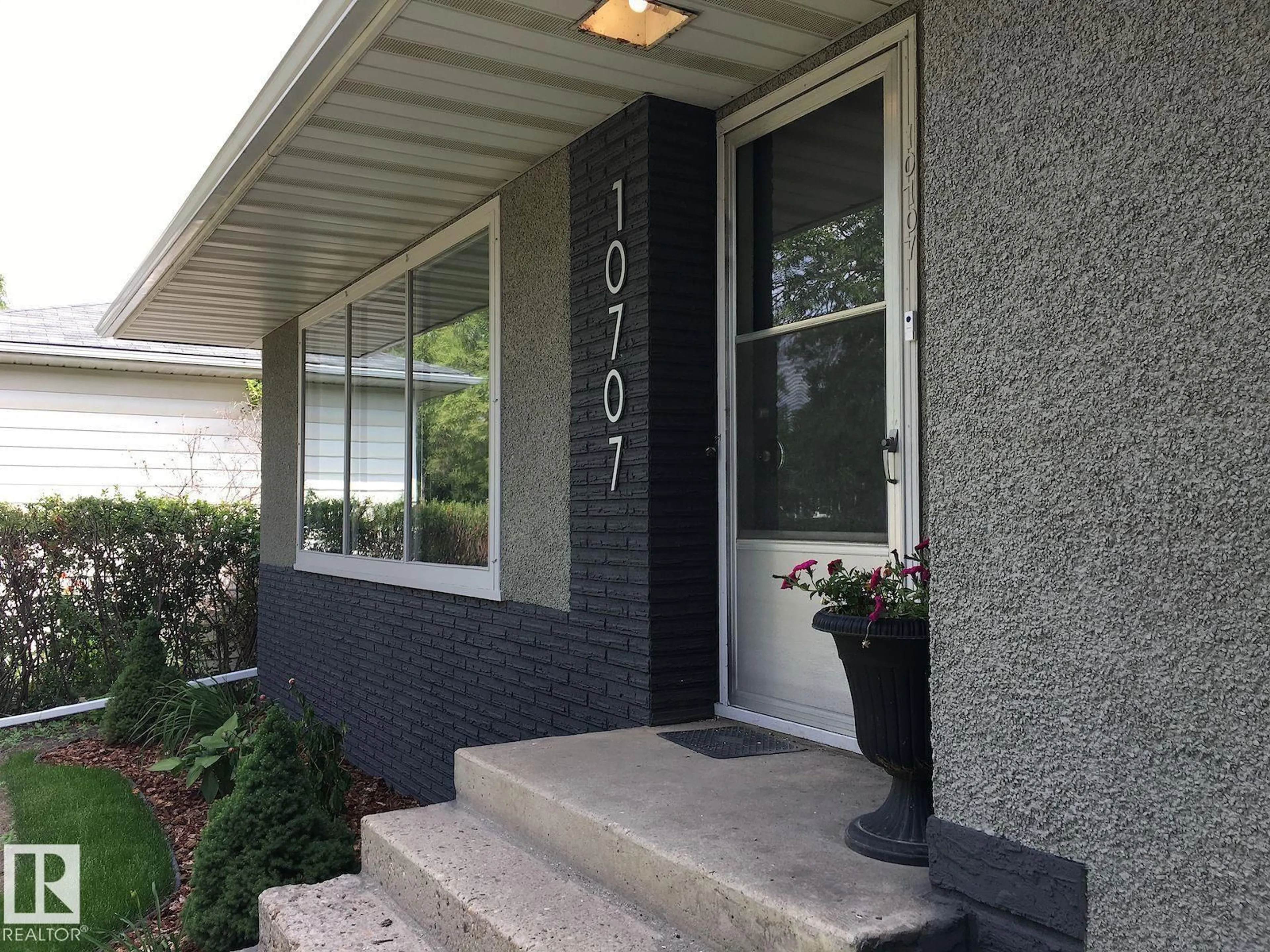 Indoor entryway for NW - 10707 129 ST, Edmonton Alberta T5N1Y2