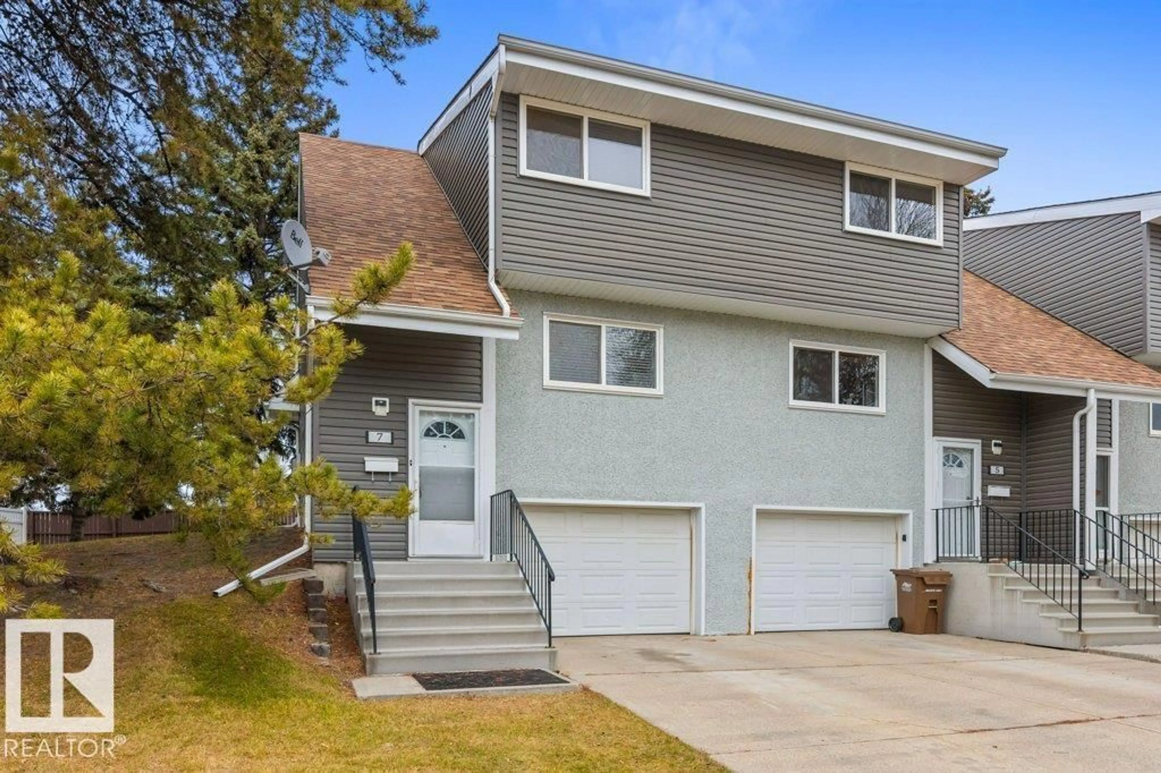 Home with vinyl exterior material, street for 7 GRANDIN WOODS EST, St. Albert Alberta T8N2Y4