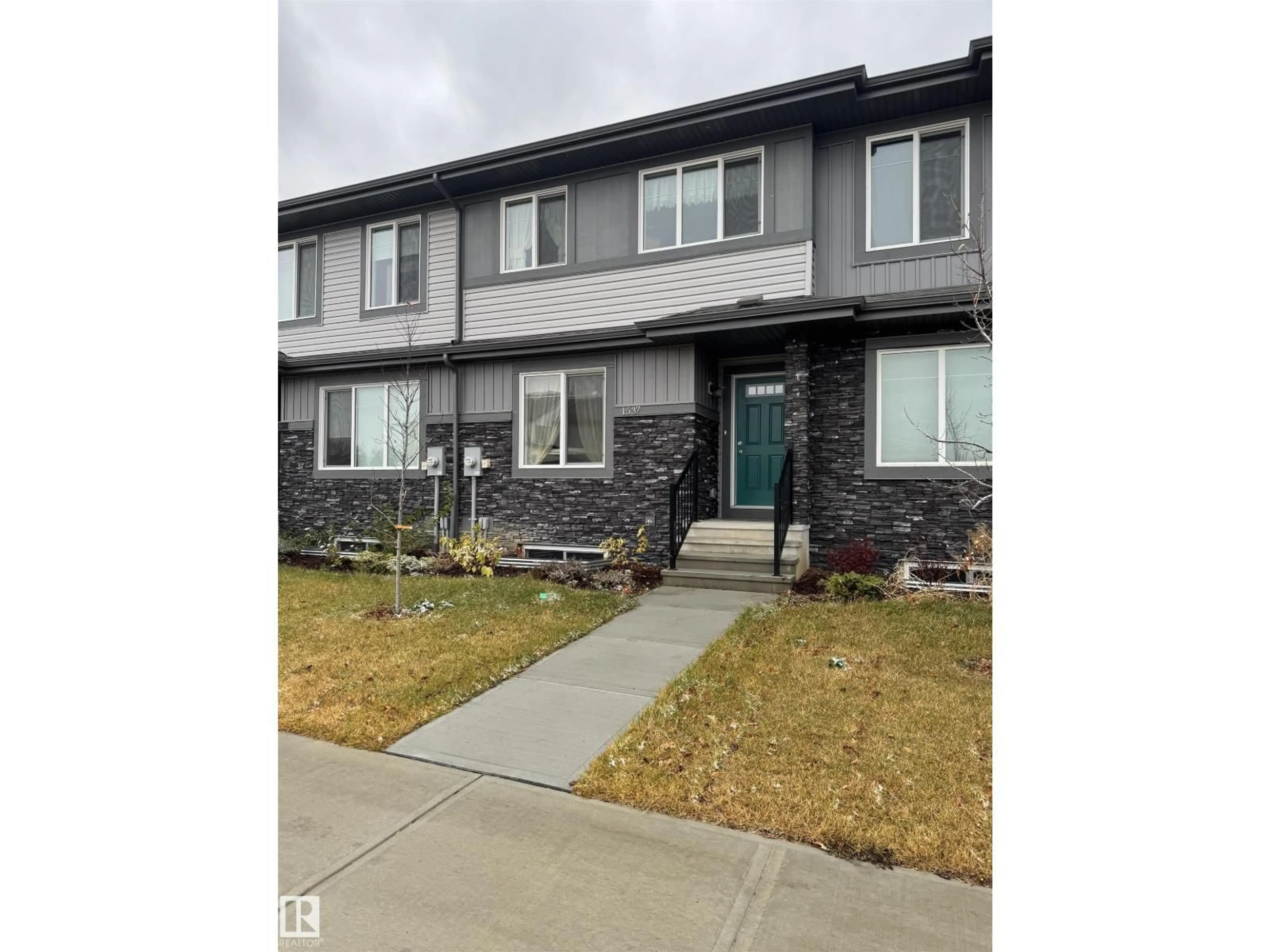 Home with vinyl exterior material, street for 1537 SANDSTONE BV, Sherwood Park Alberta T8H1Z8