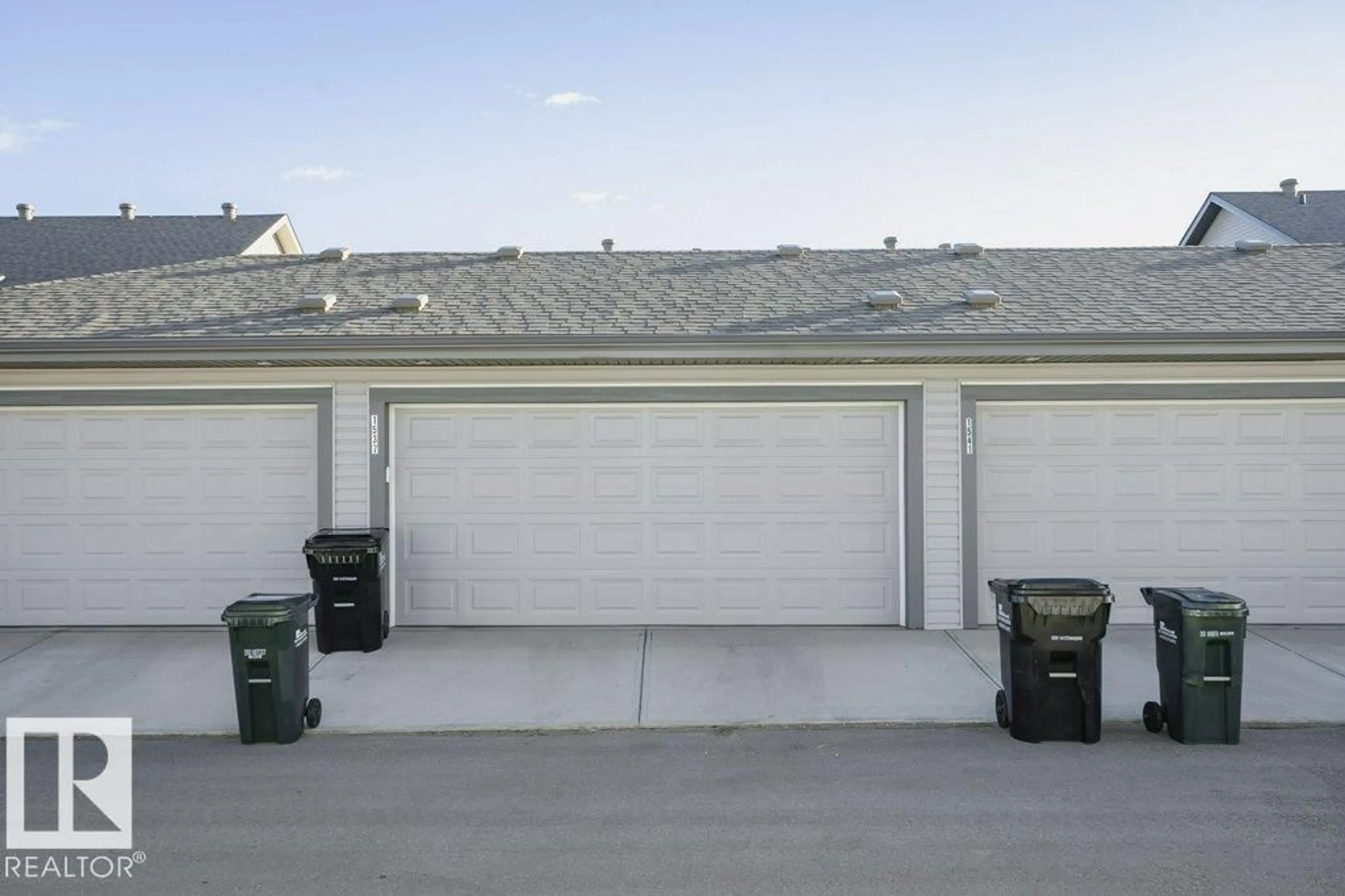 Indoor garage for 1537 SANDSTONE BV, Sherwood Park Alberta T8H1Z8