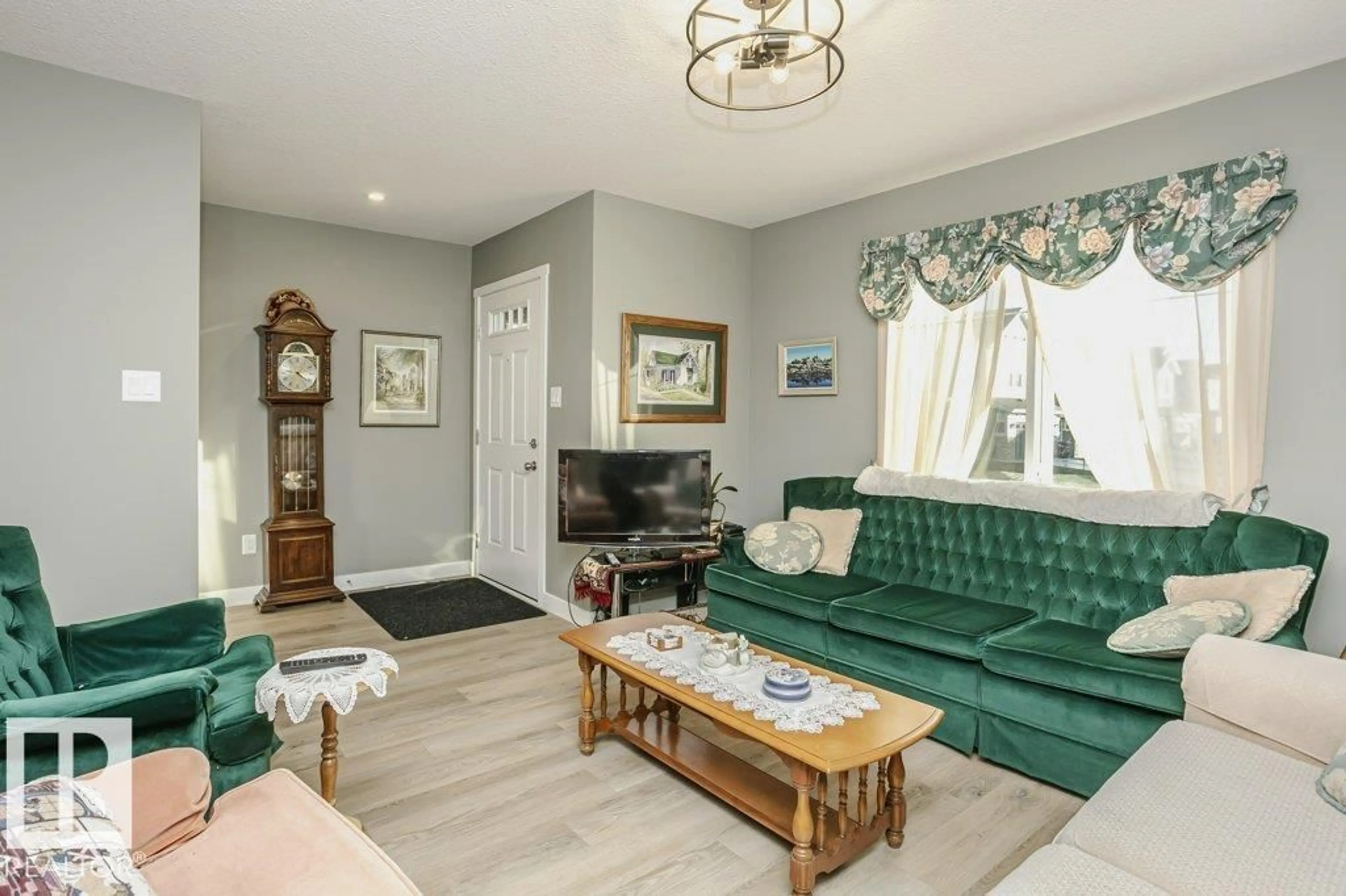 Living room with furniture, unknown for 1537 SANDSTONE BV, Sherwood Park Alberta T8H1Z8