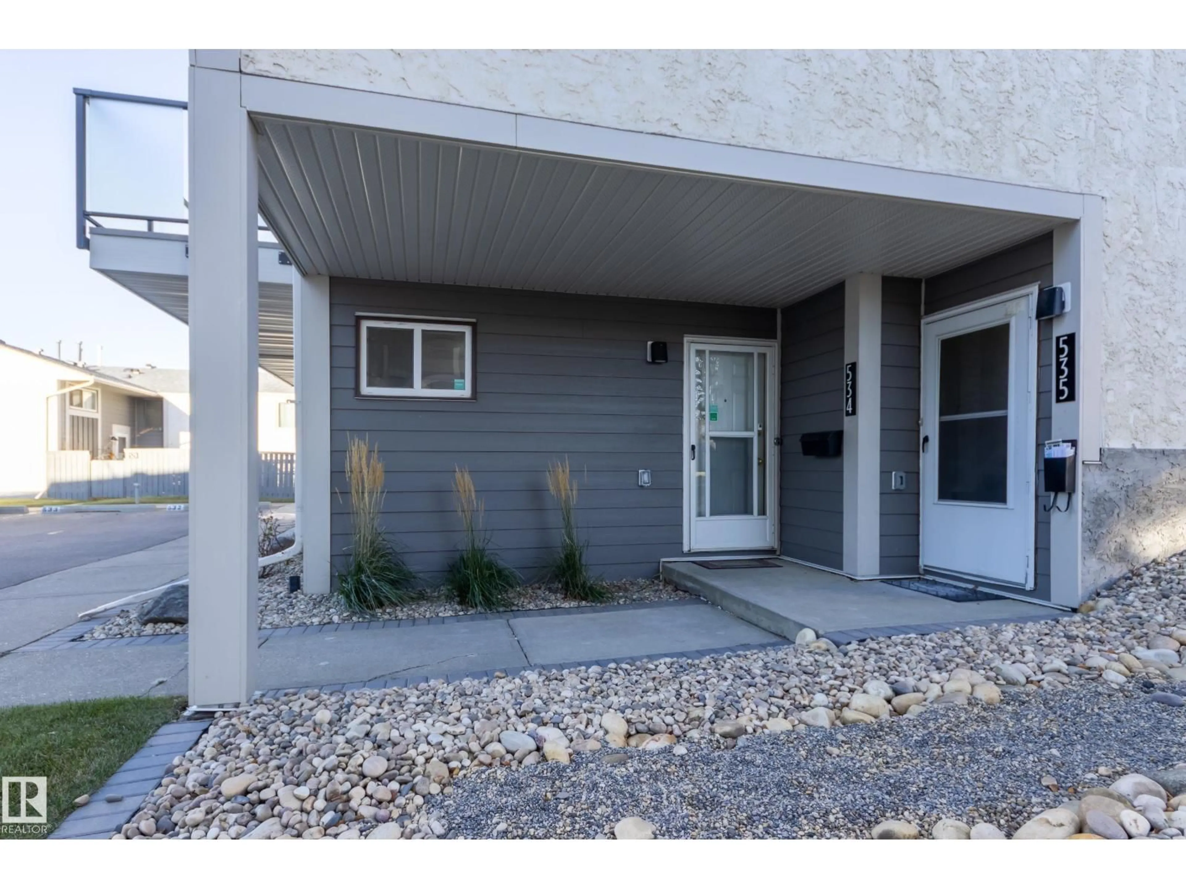 Indoor entryway for 534 WILLOW CO NW, Edmonton Alberta T5T2K7