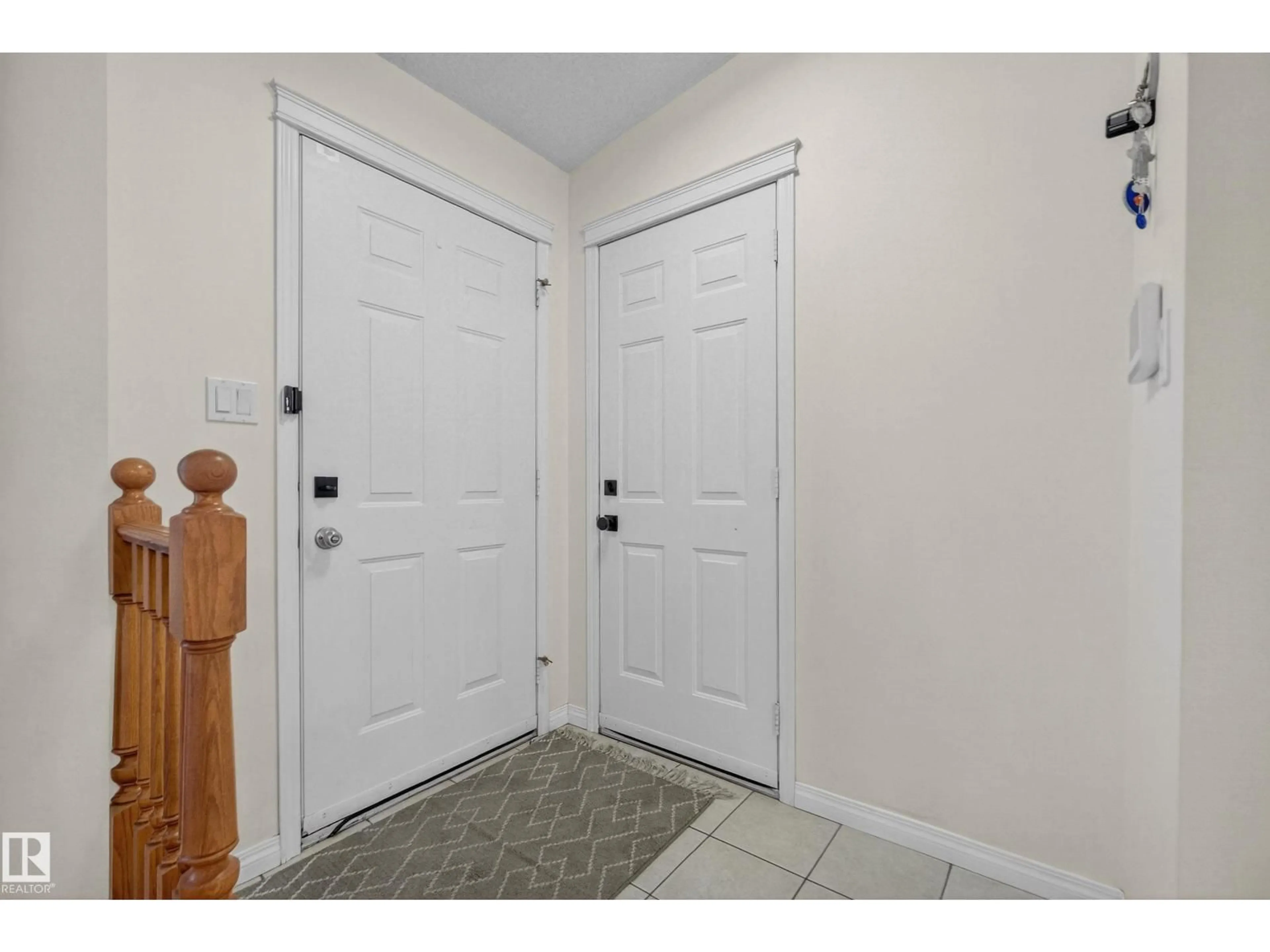 Indoor entryway for 6520 154 AV, Edmonton Alberta T5Y2N7