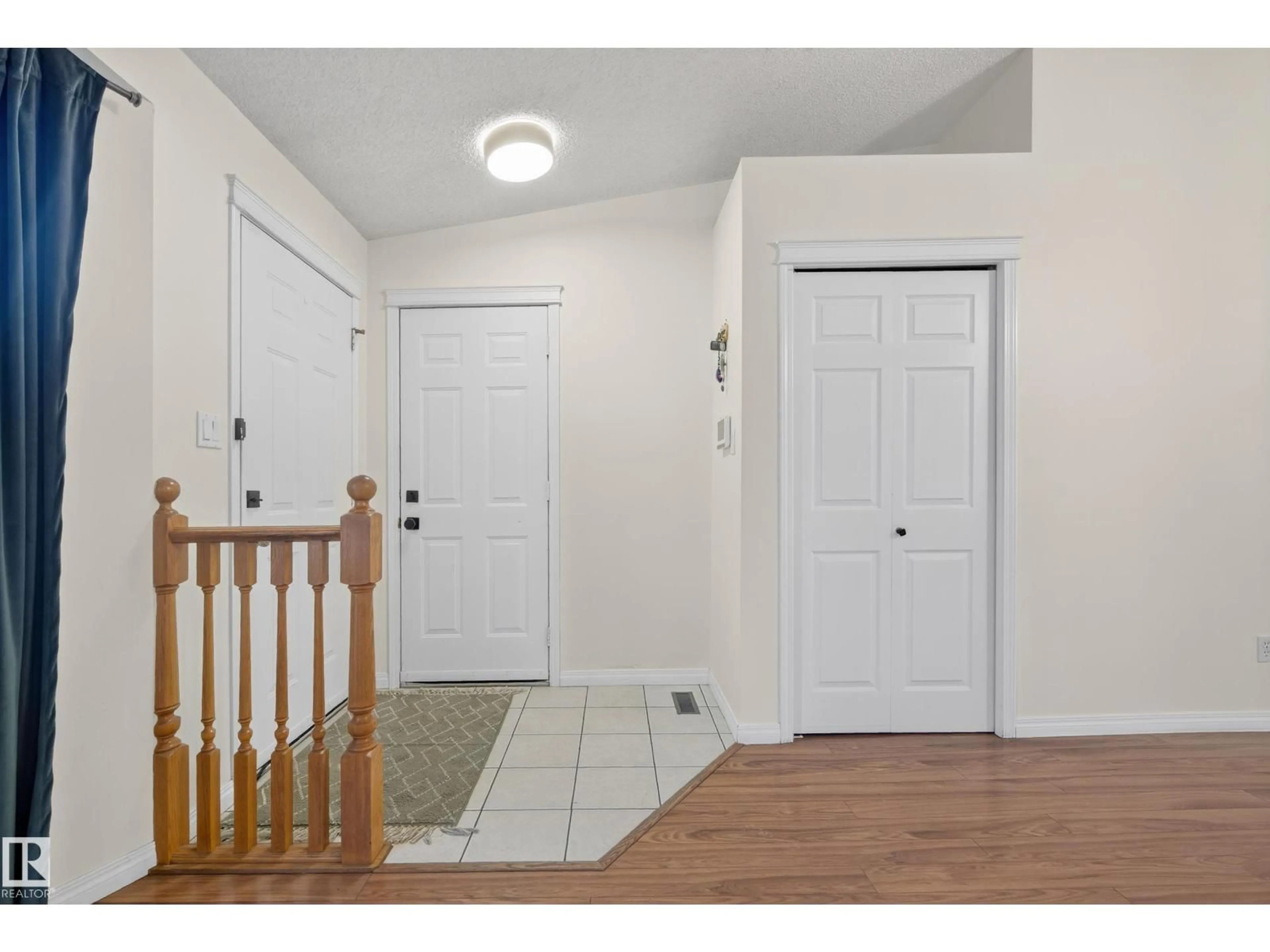 Indoor entryway for 6520 154 AV, Edmonton Alberta T5Y2N7