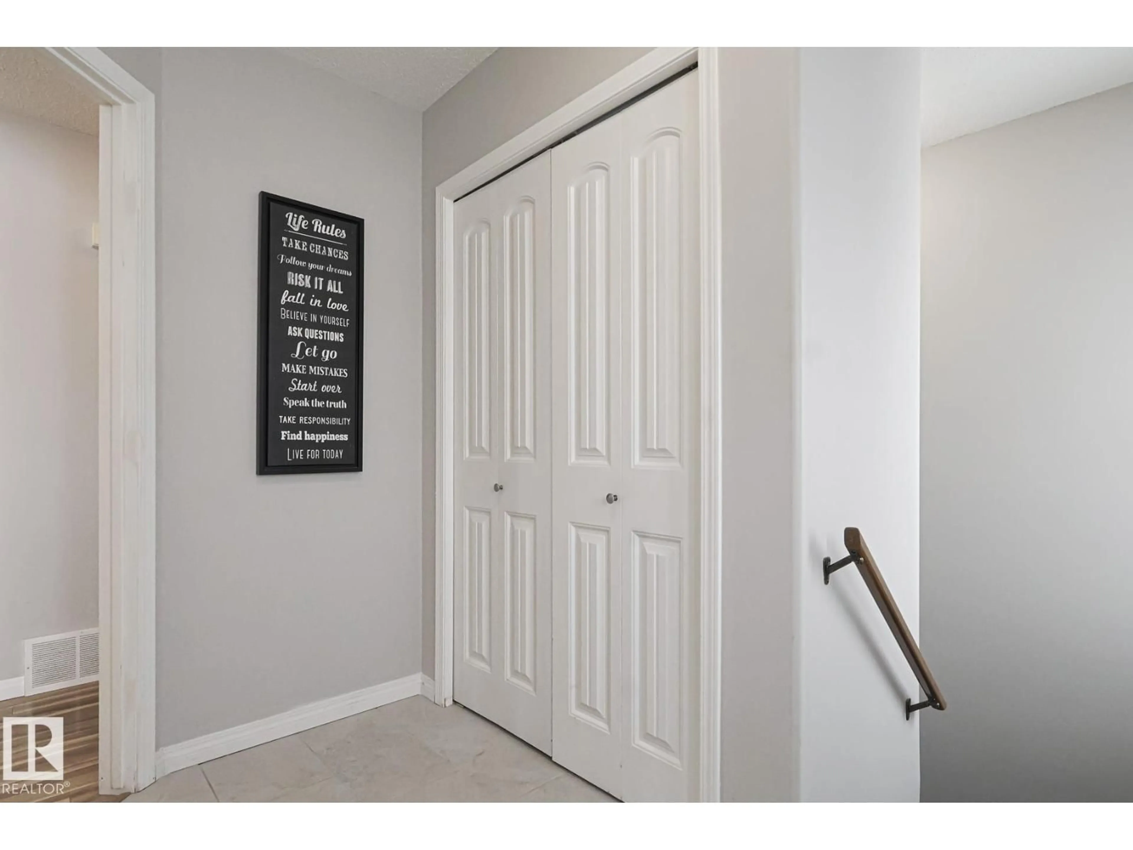 Indoor entryway for 105 BUFFALO WY, Rural Thorhild County Alberta T0A2R0