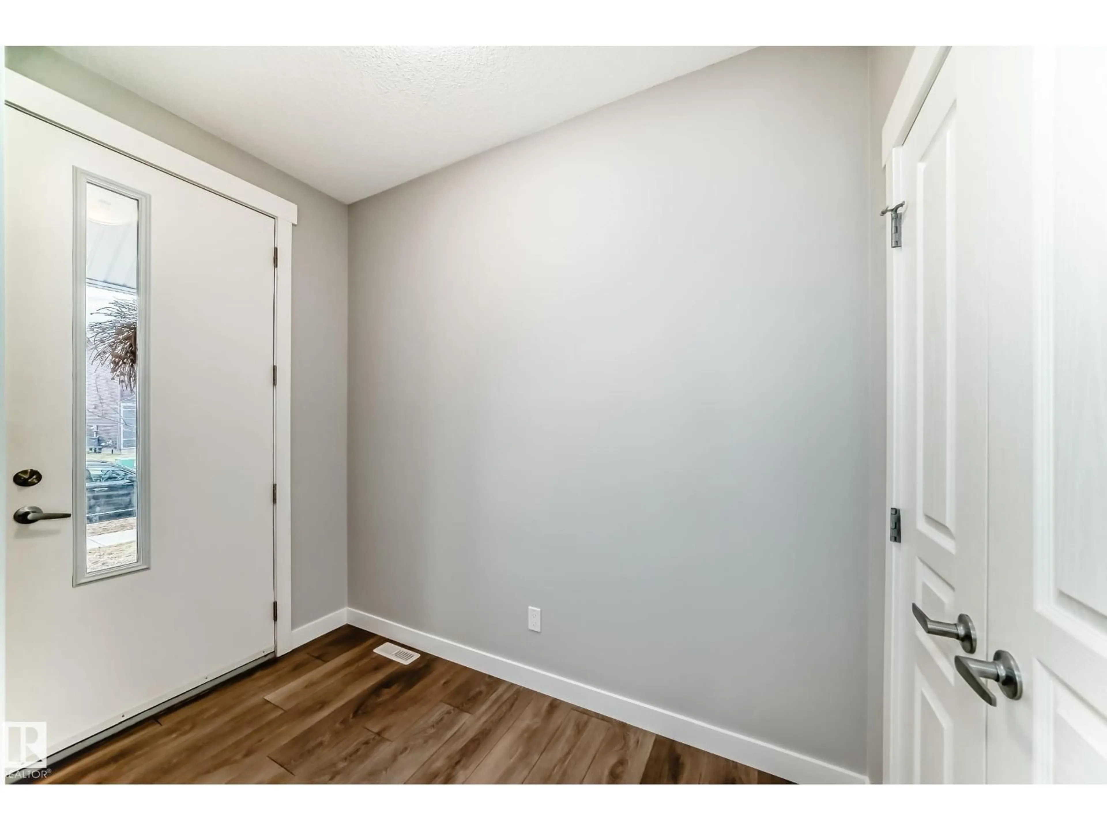 Indoor entryway for 2033 CAVANAGH DR, Edmonton Alberta T6W3M7