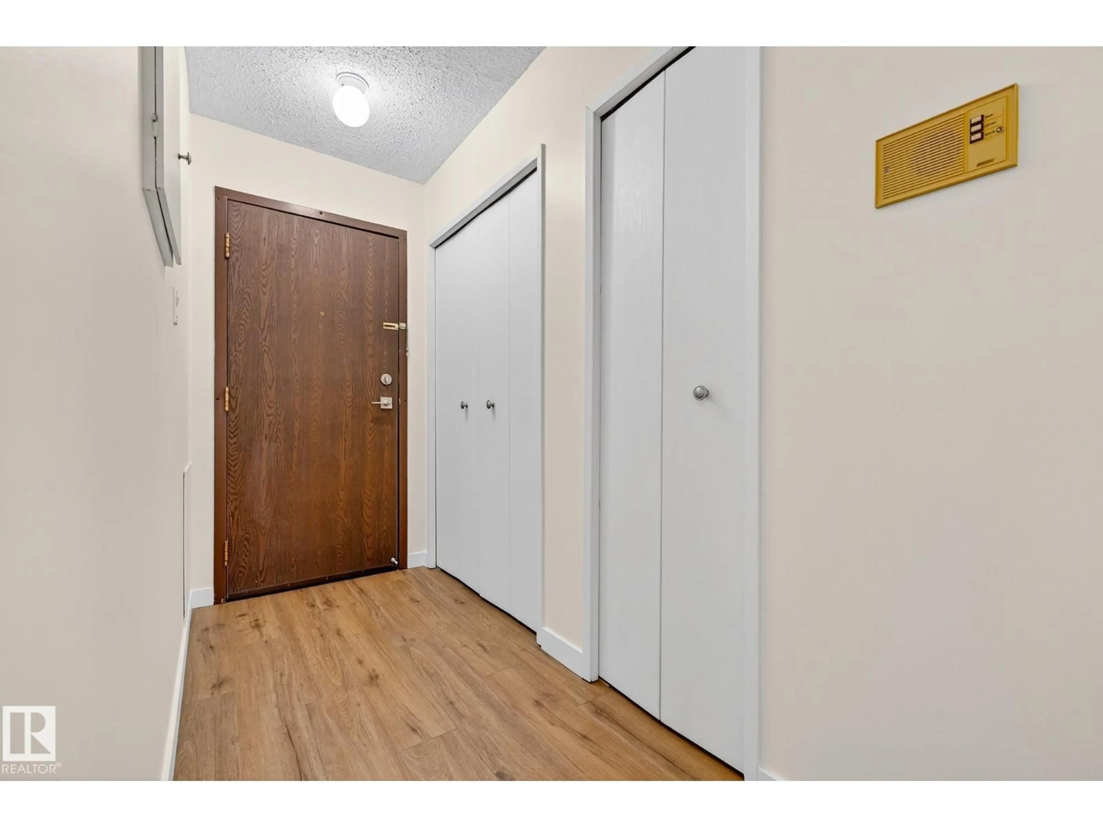 Indoor entryway for 204 - 10829 117 ST, Edmonton Alberta T5H3N4