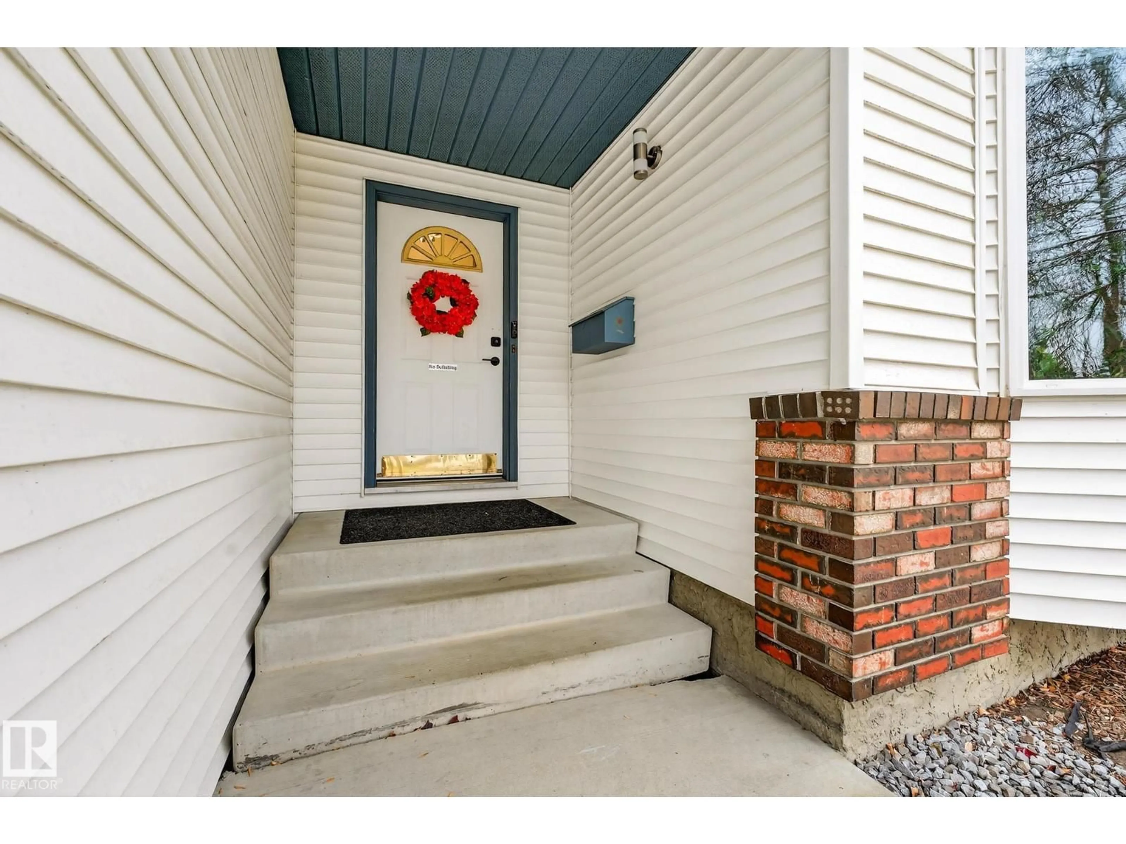 Indoor entryway for 60 HIGHLAND WY, Sherwood Park Alberta T8A5K1