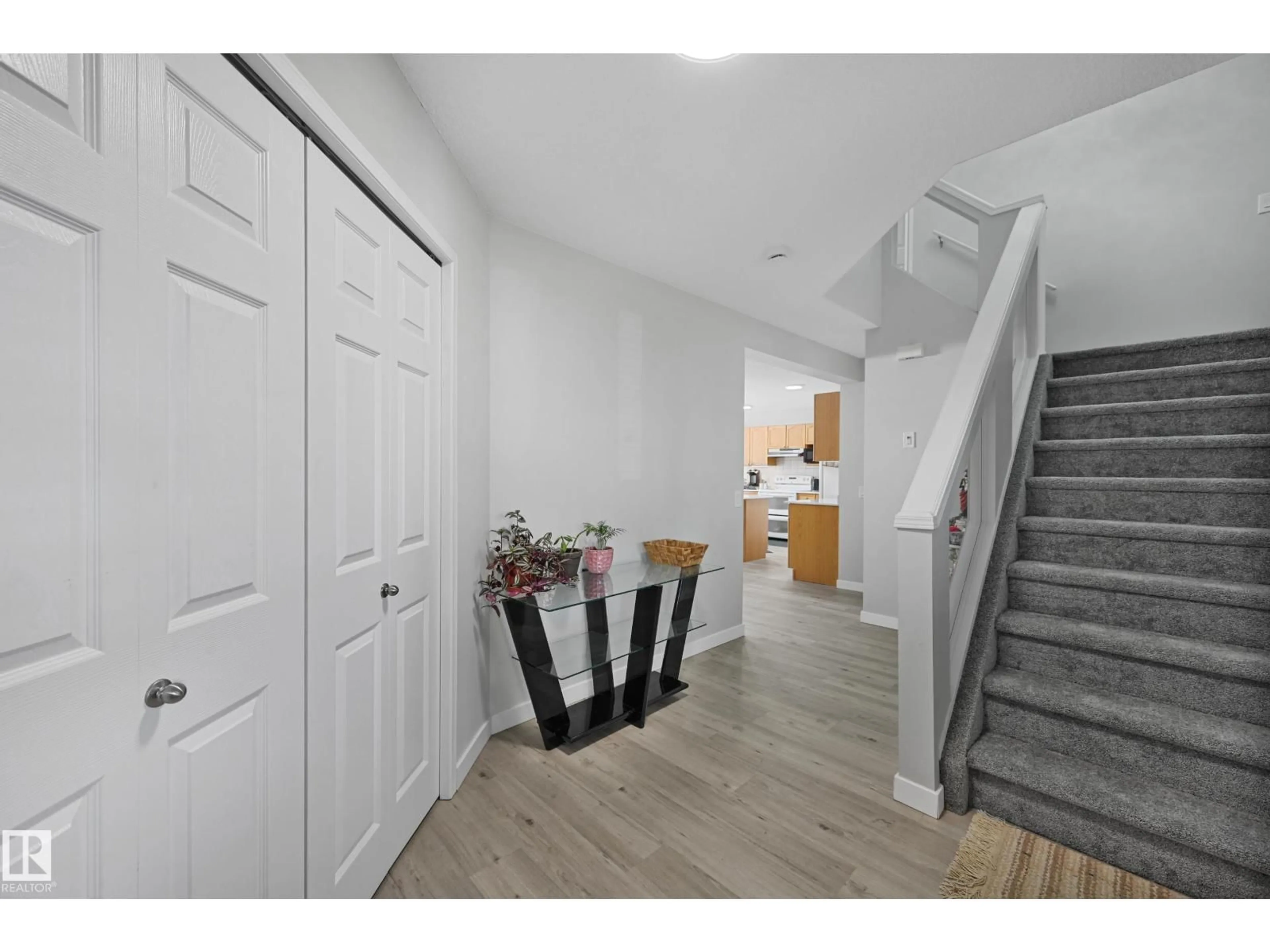 Indoor entryway for 4960 191 ST NW, Edmonton Alberta T8M2T8