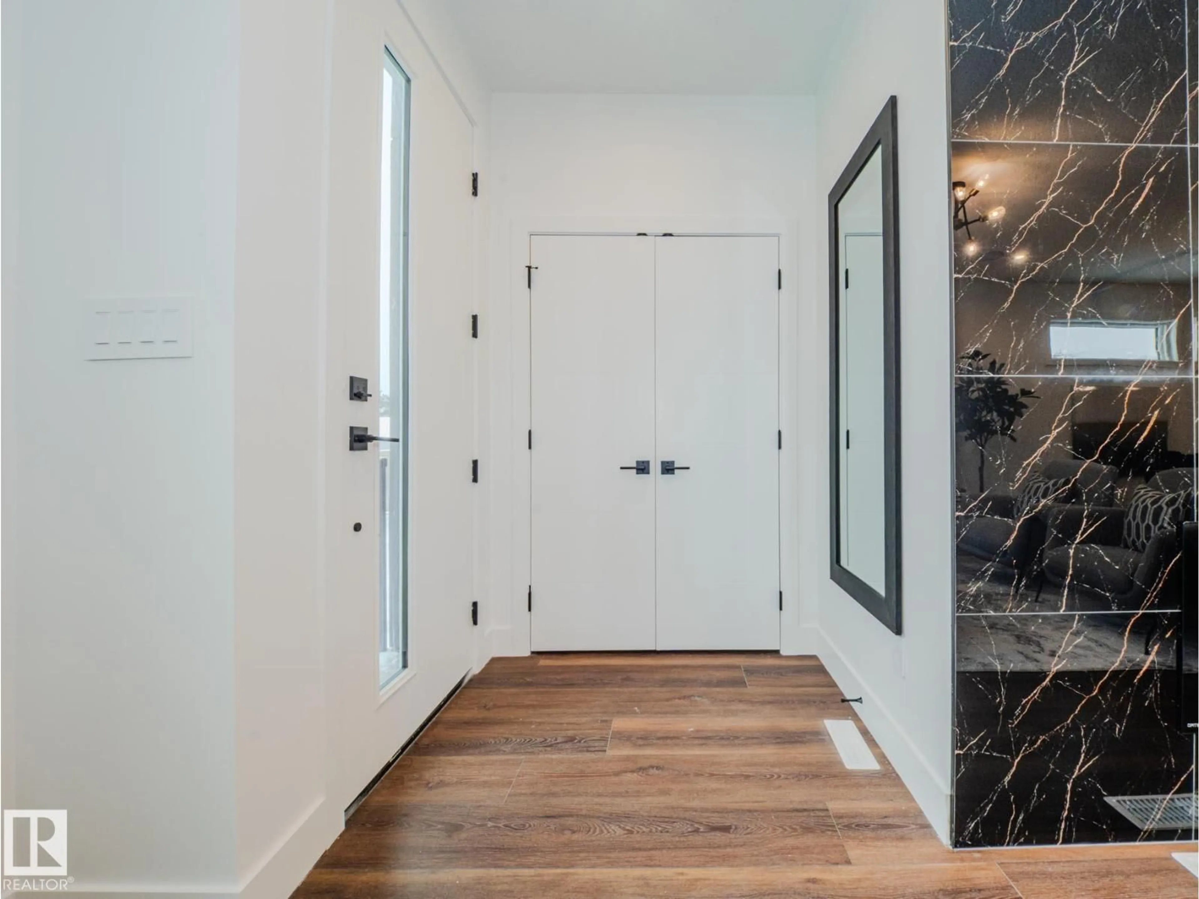 Indoor entryway for 7607 98 AV, Edmonton Alberta T6A0B3